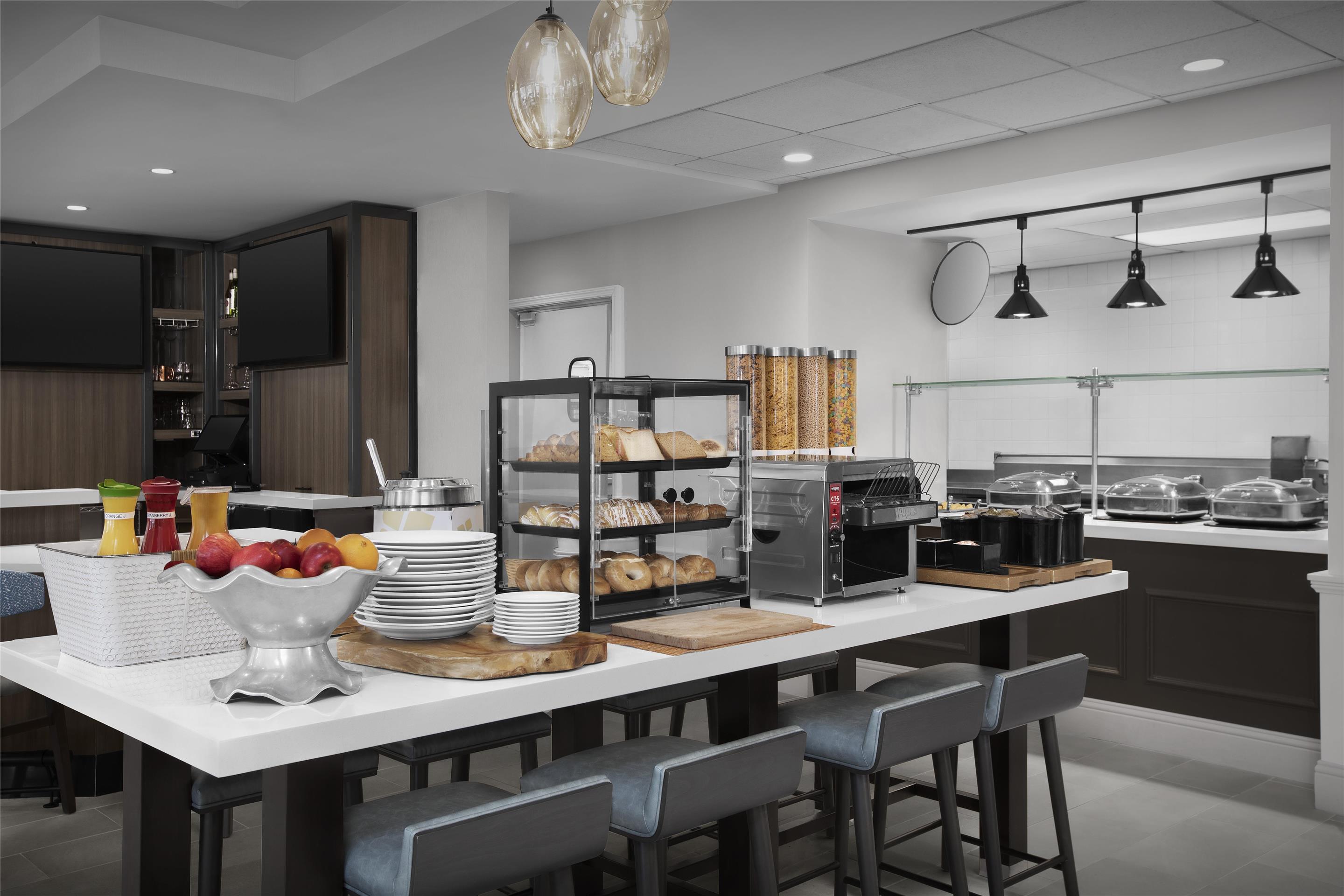 Breakfast Area | Hilton Garden Inn Denver/Highlands Ranch