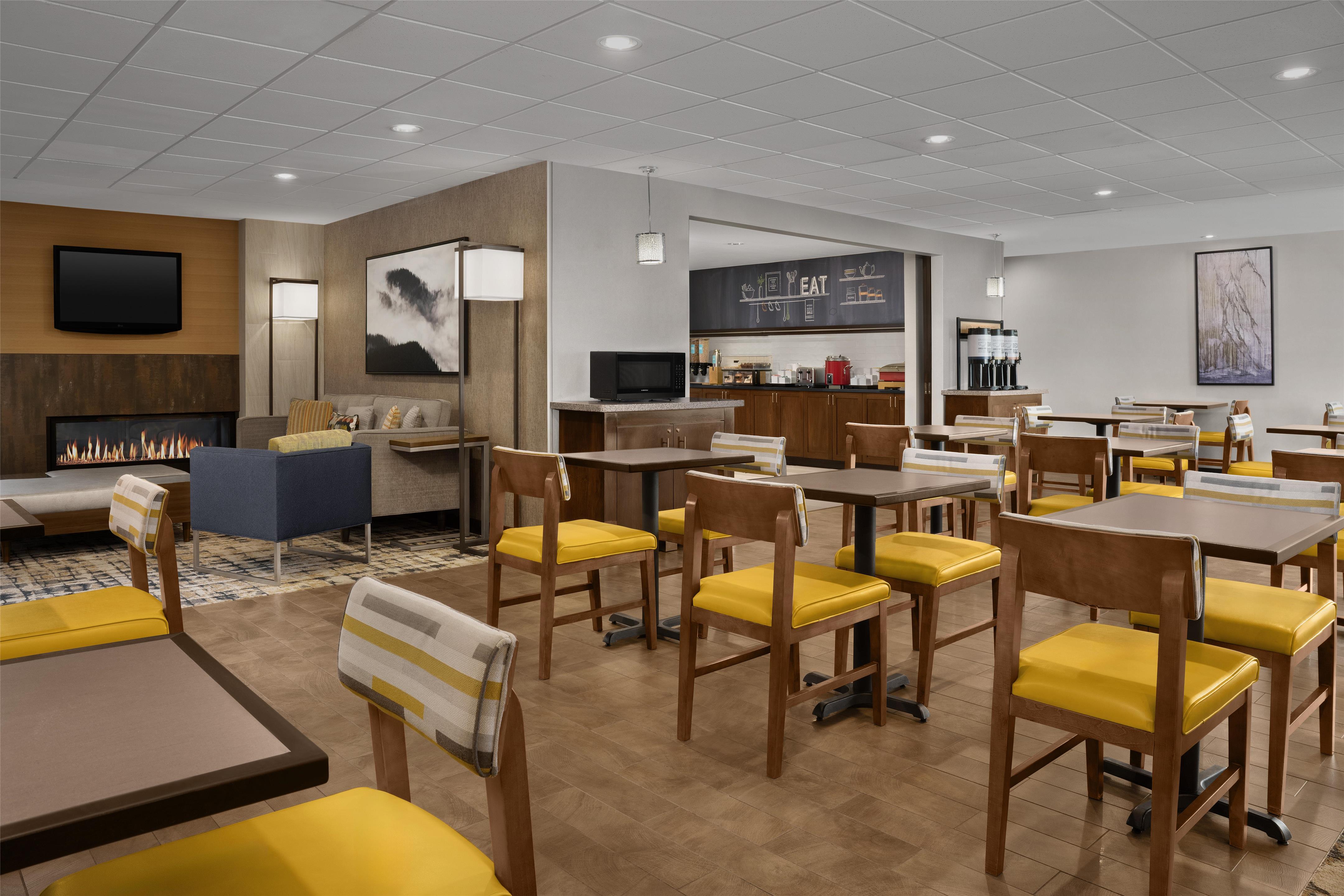 Breakfast Area | Hampton Inn & Suites Denver Tech Center
