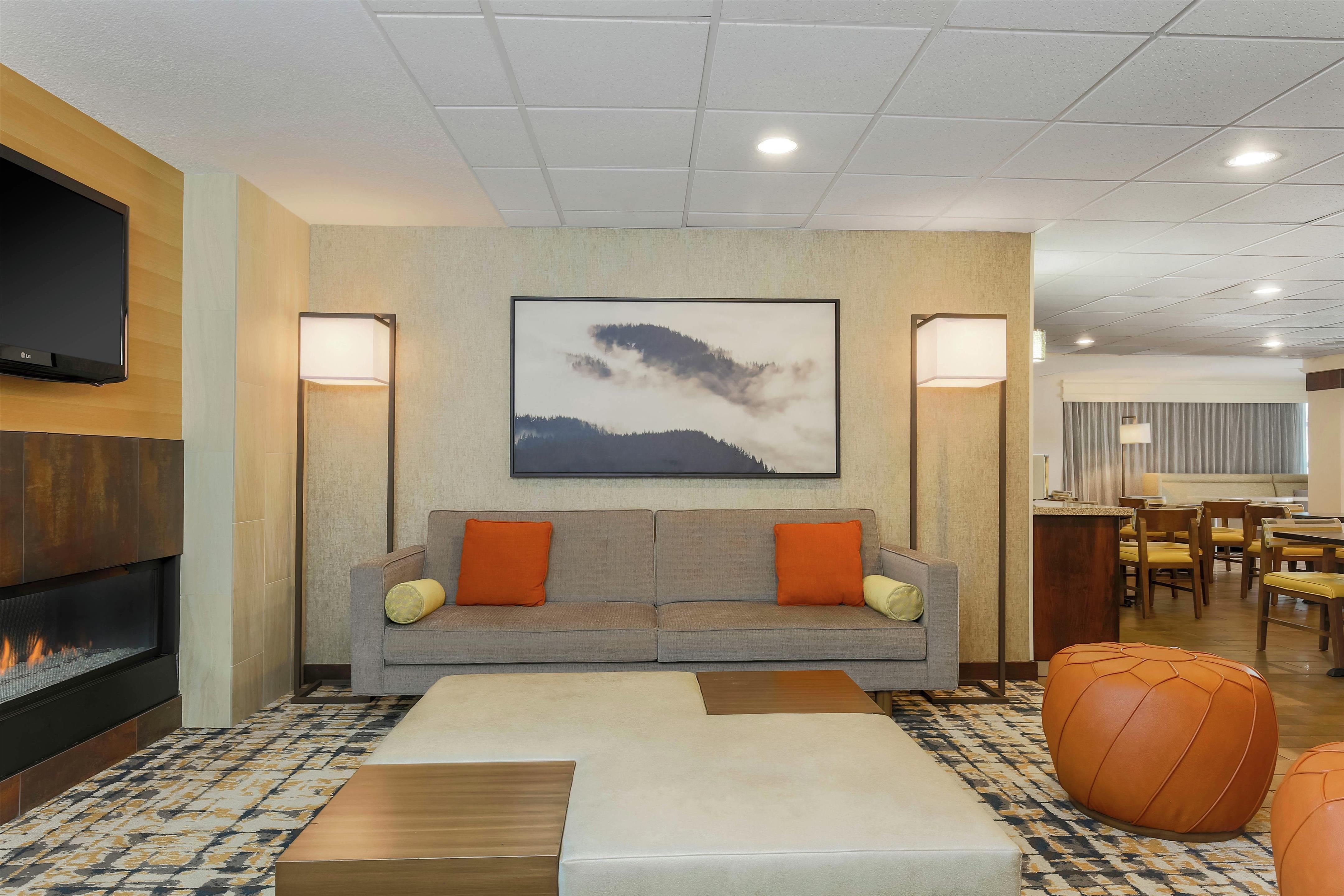 Lobby | Hampton Inn & Suites Denver Tech Center