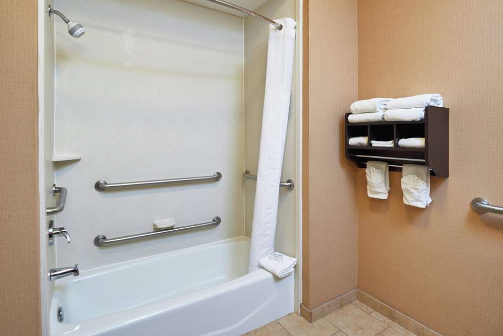 Hampton Inn & Suites Decatur Room Type - 1 KING ACC W TUB NON SMOK