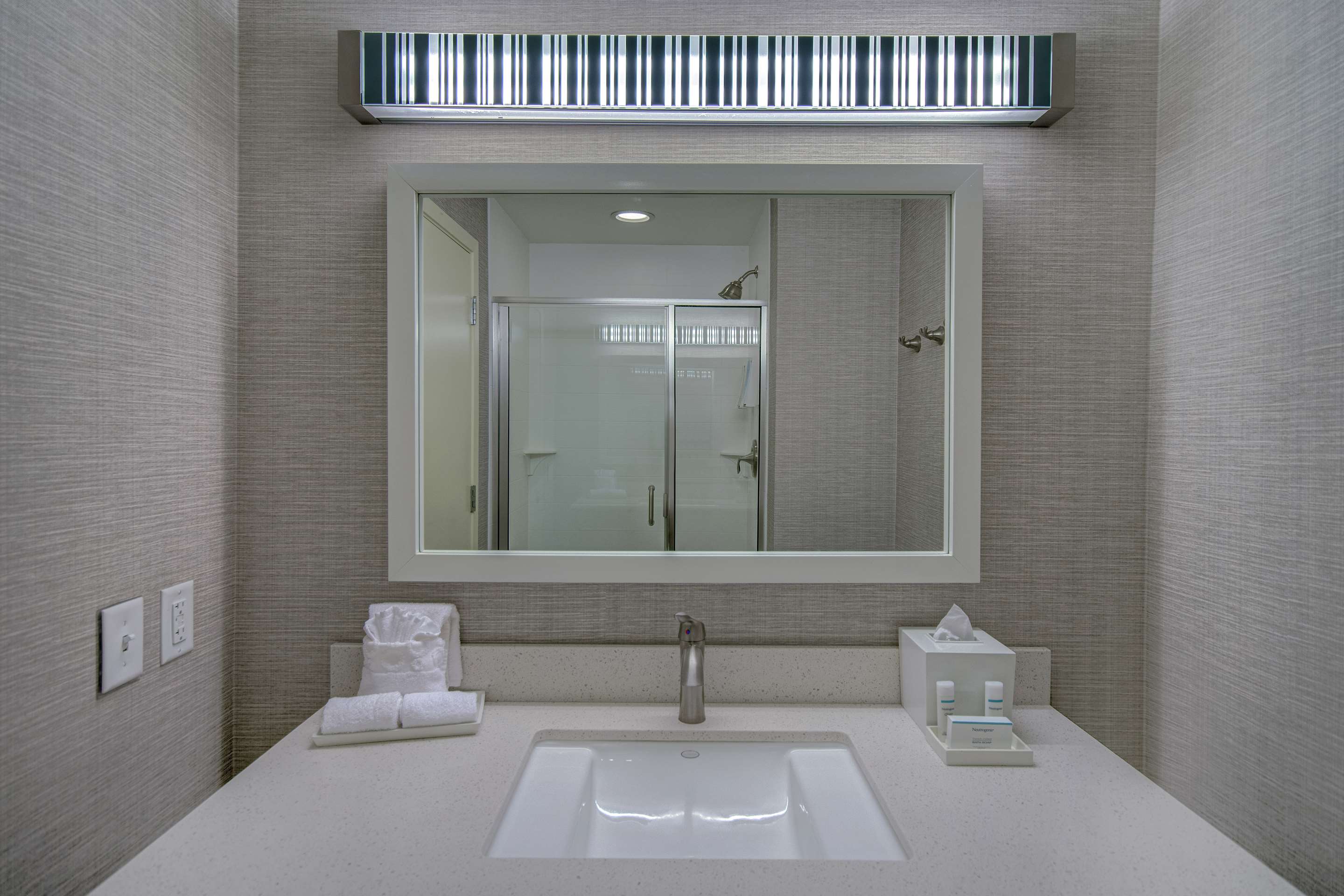 Guest room bath