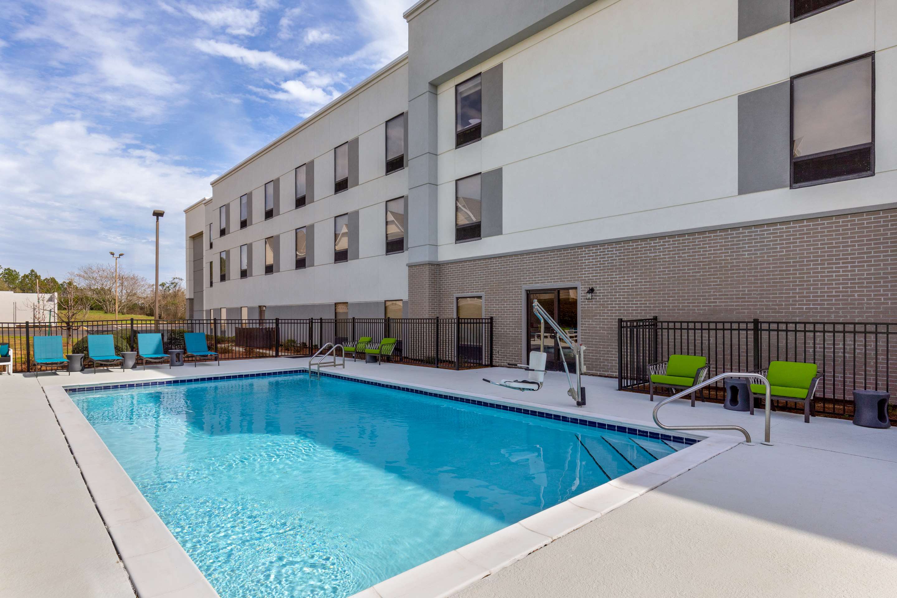 Pool | Hampton Inn & Suites Dothan