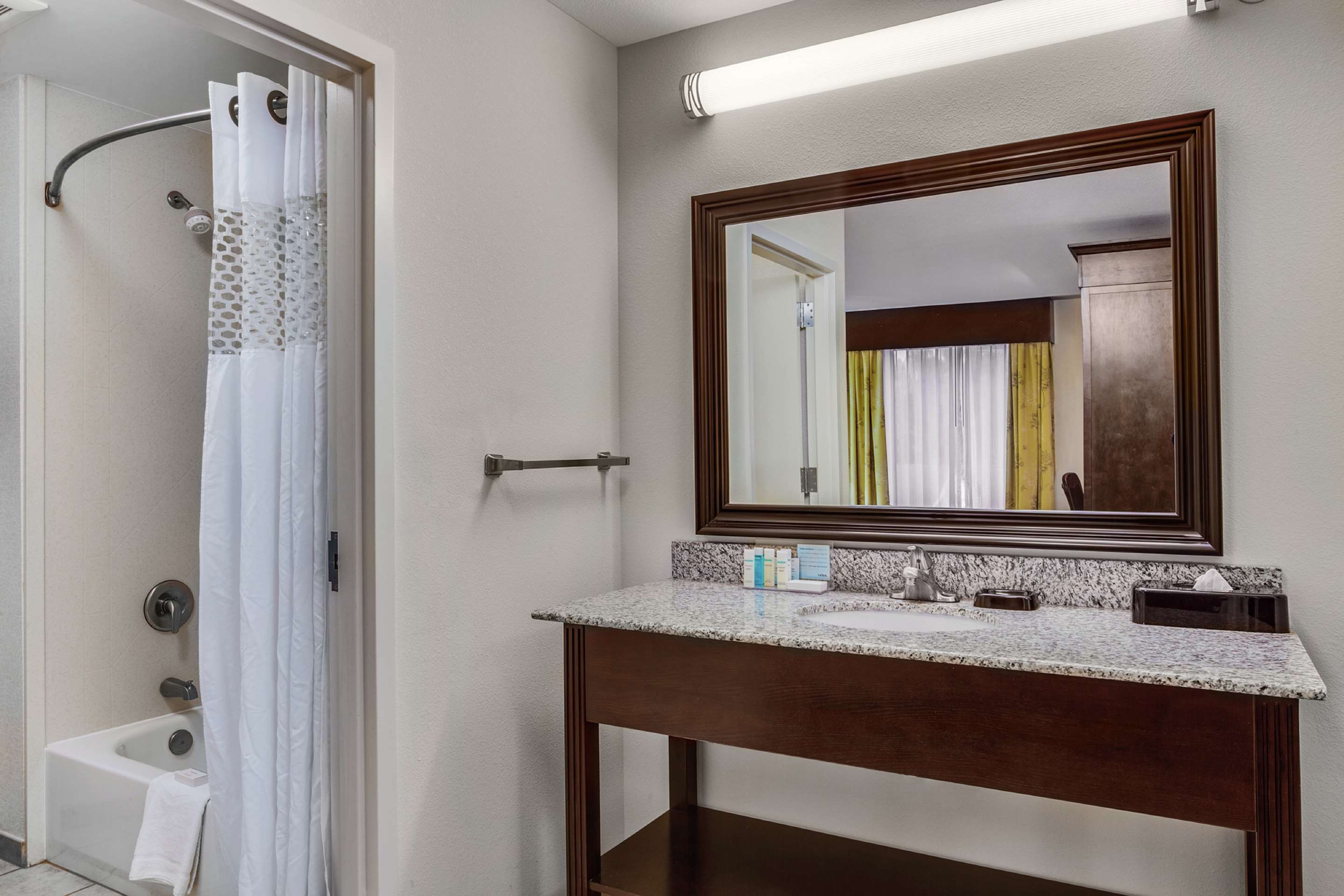 Guest room bath