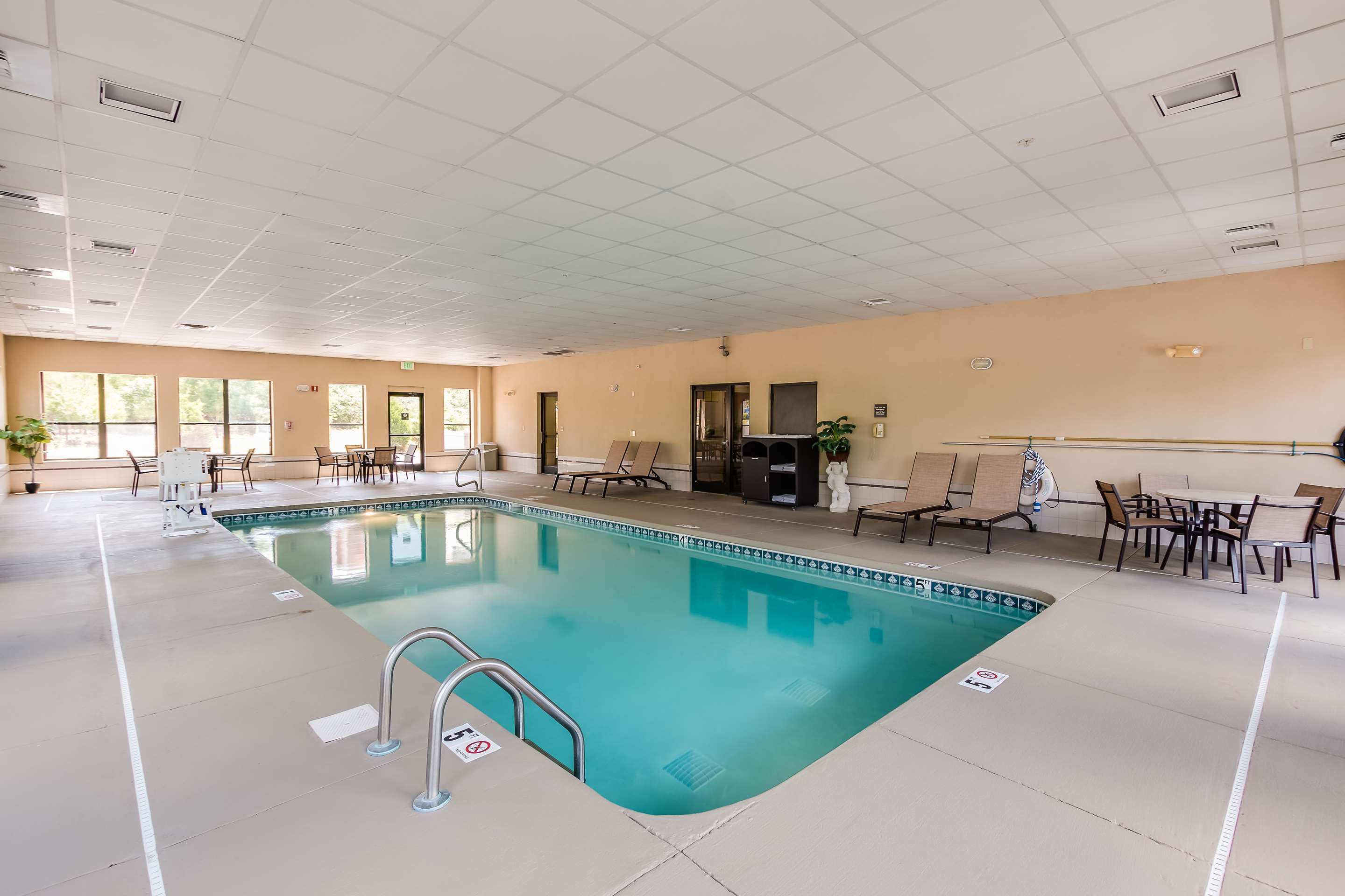 Pool | Hampton Inn Dickson