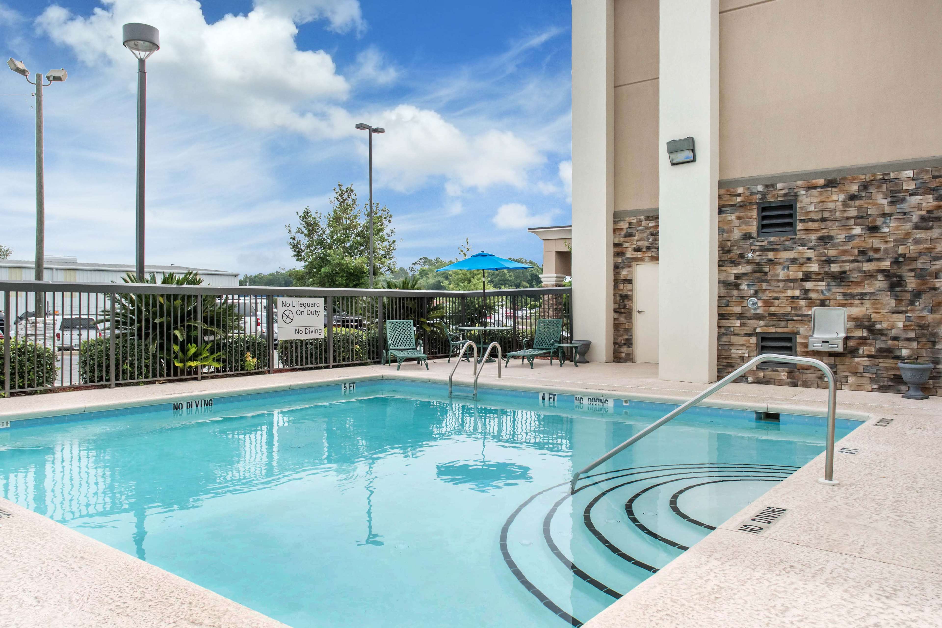 HAMPTON INN DOUGLAS GA - Tap to explore photos