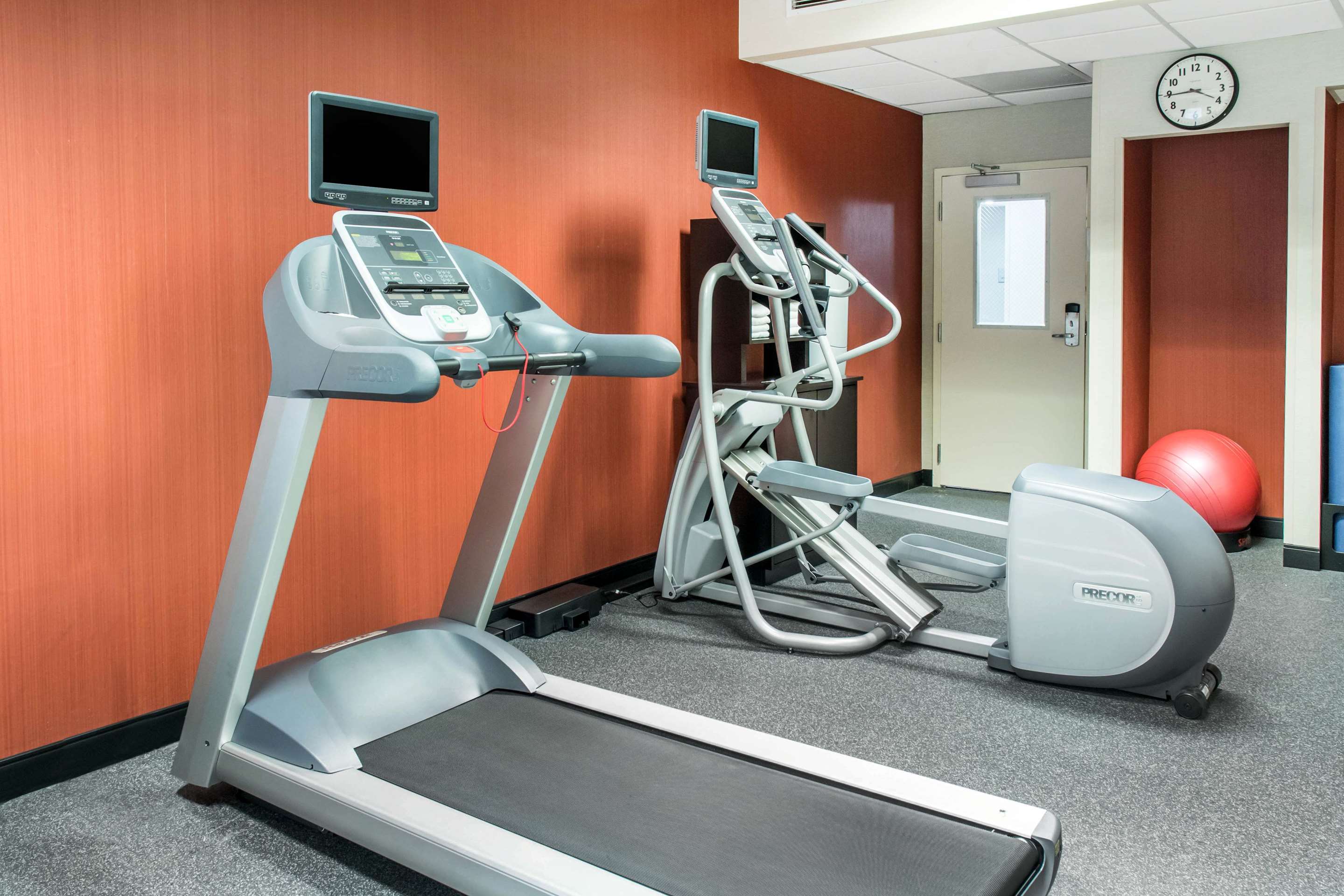 Health club fitness center gym | Hampton Inn Douglas