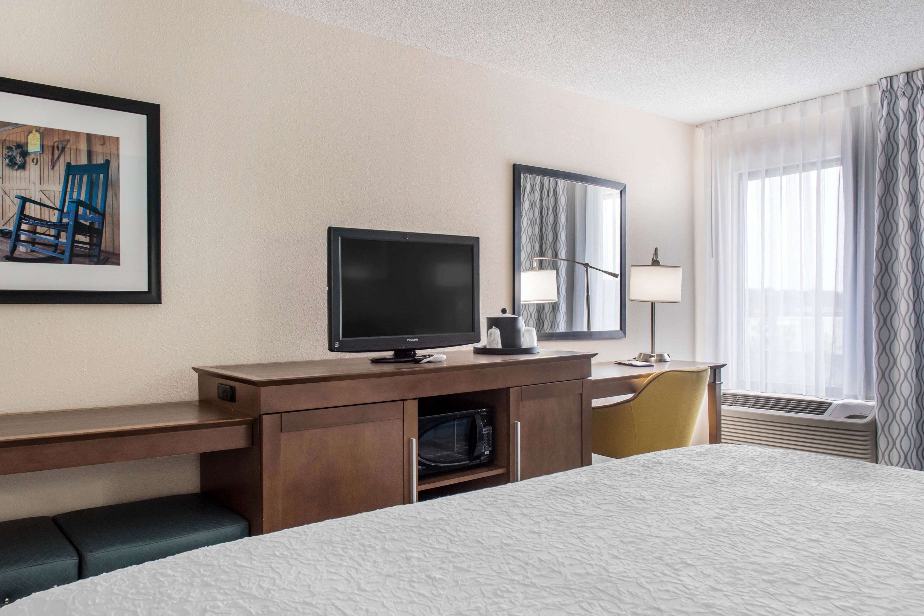 HAMPTON INN DOUGLAS GA Room Type - 1 KNG ACCESSIBLE TUB NS