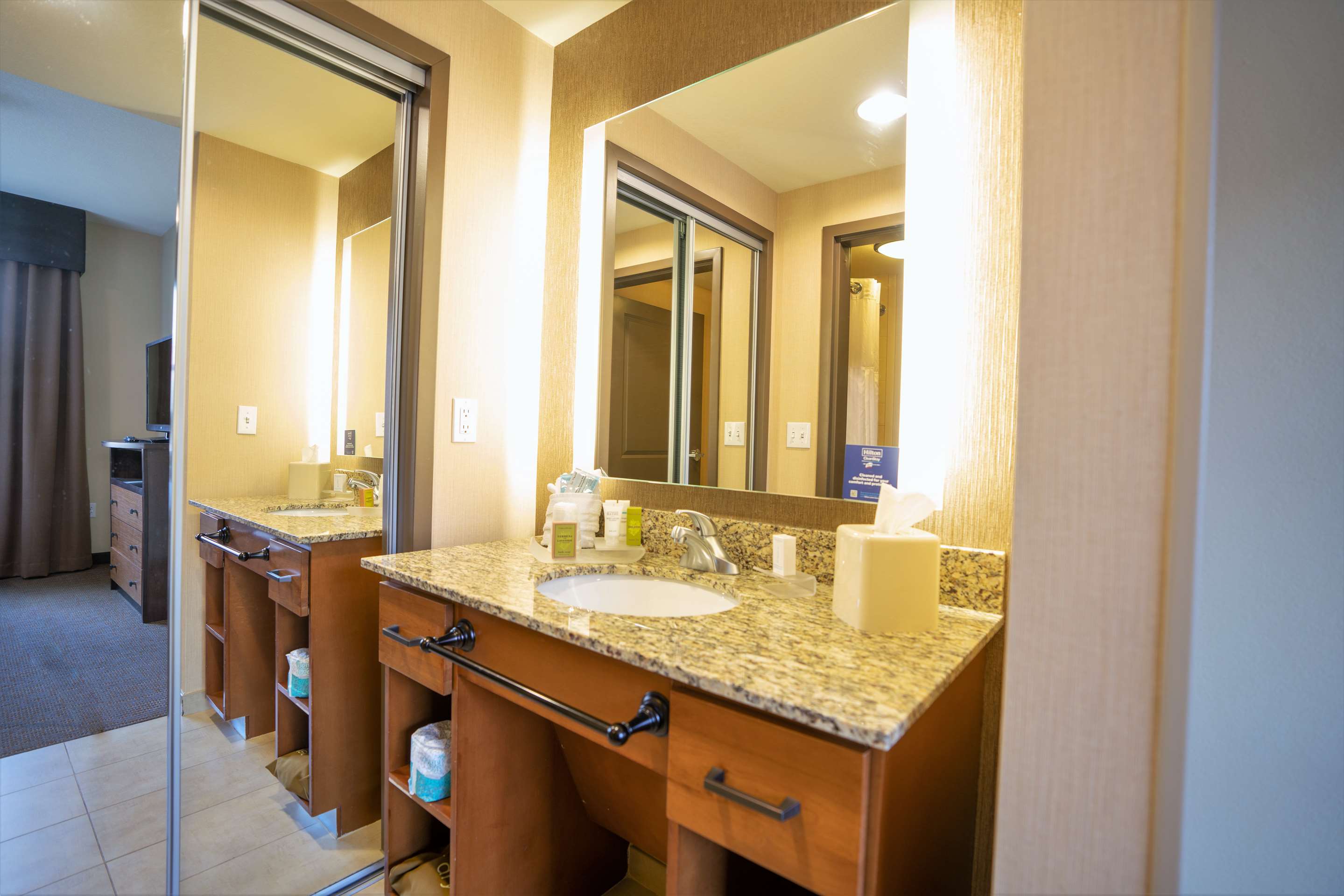 Guest room bath