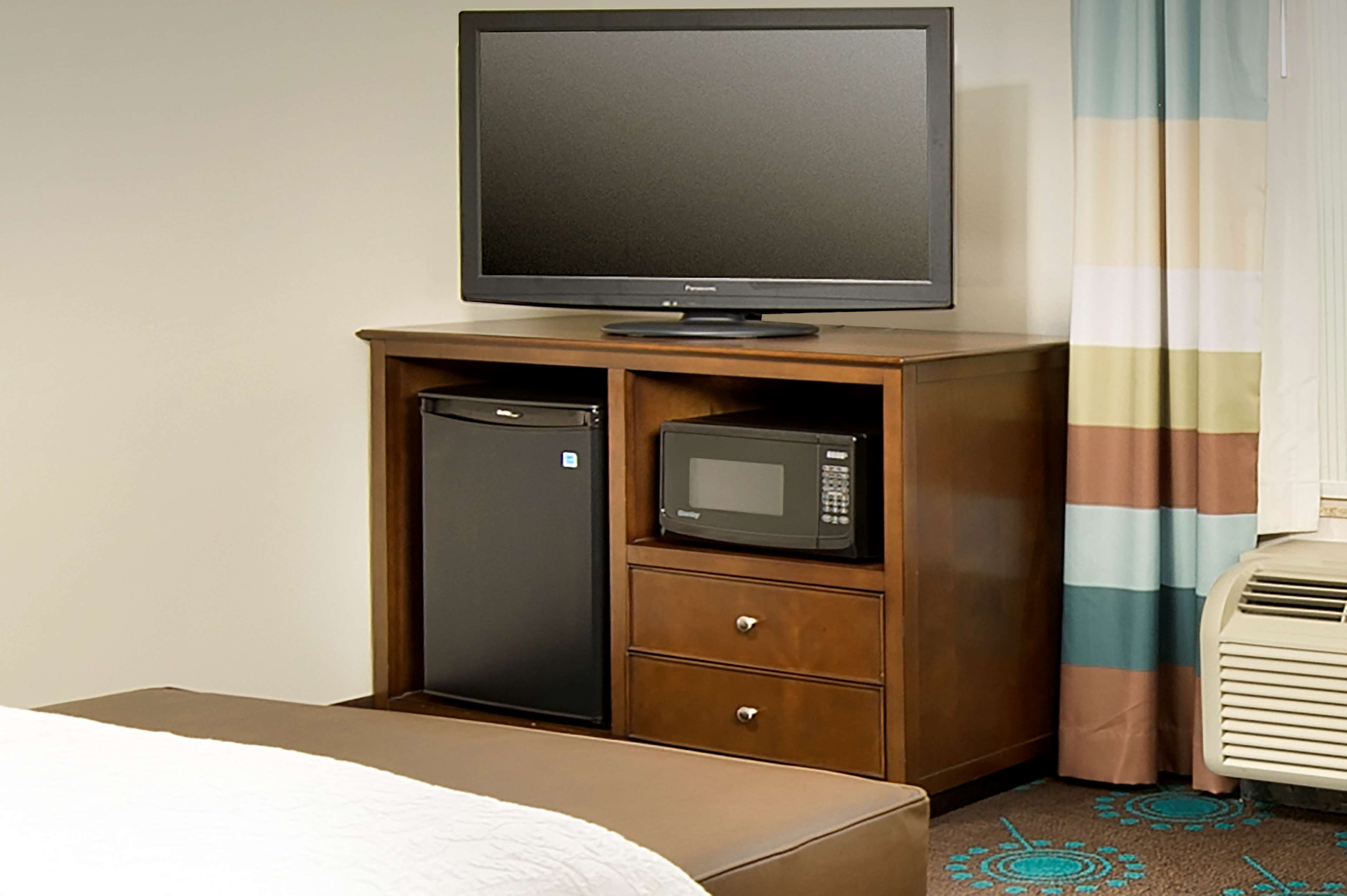 Hampton Inn by Hilton Uvalde Room Type - 1KNG MOB HEAR ACC W TUB NS
