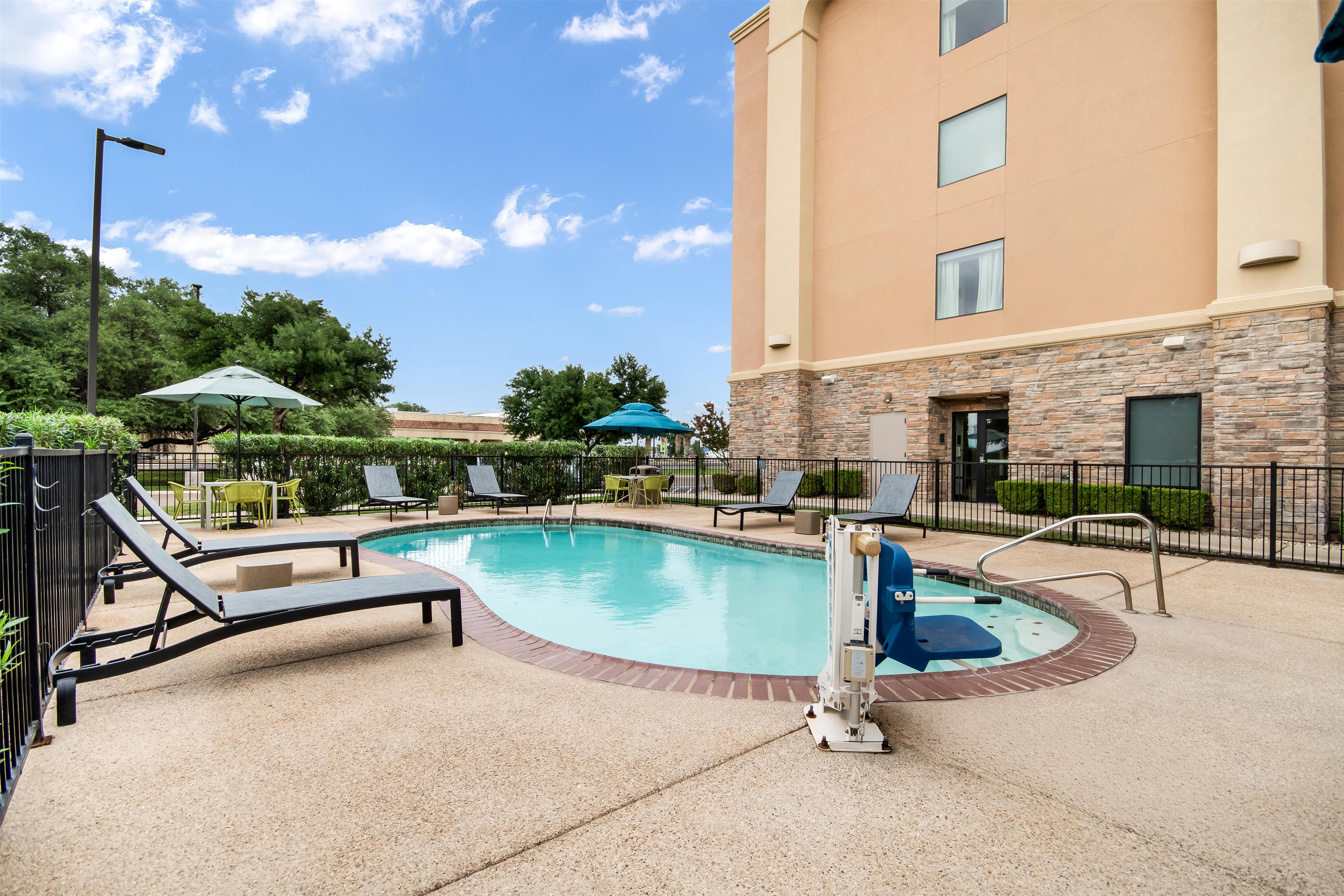 Pool | Hampton Inn Uvalde