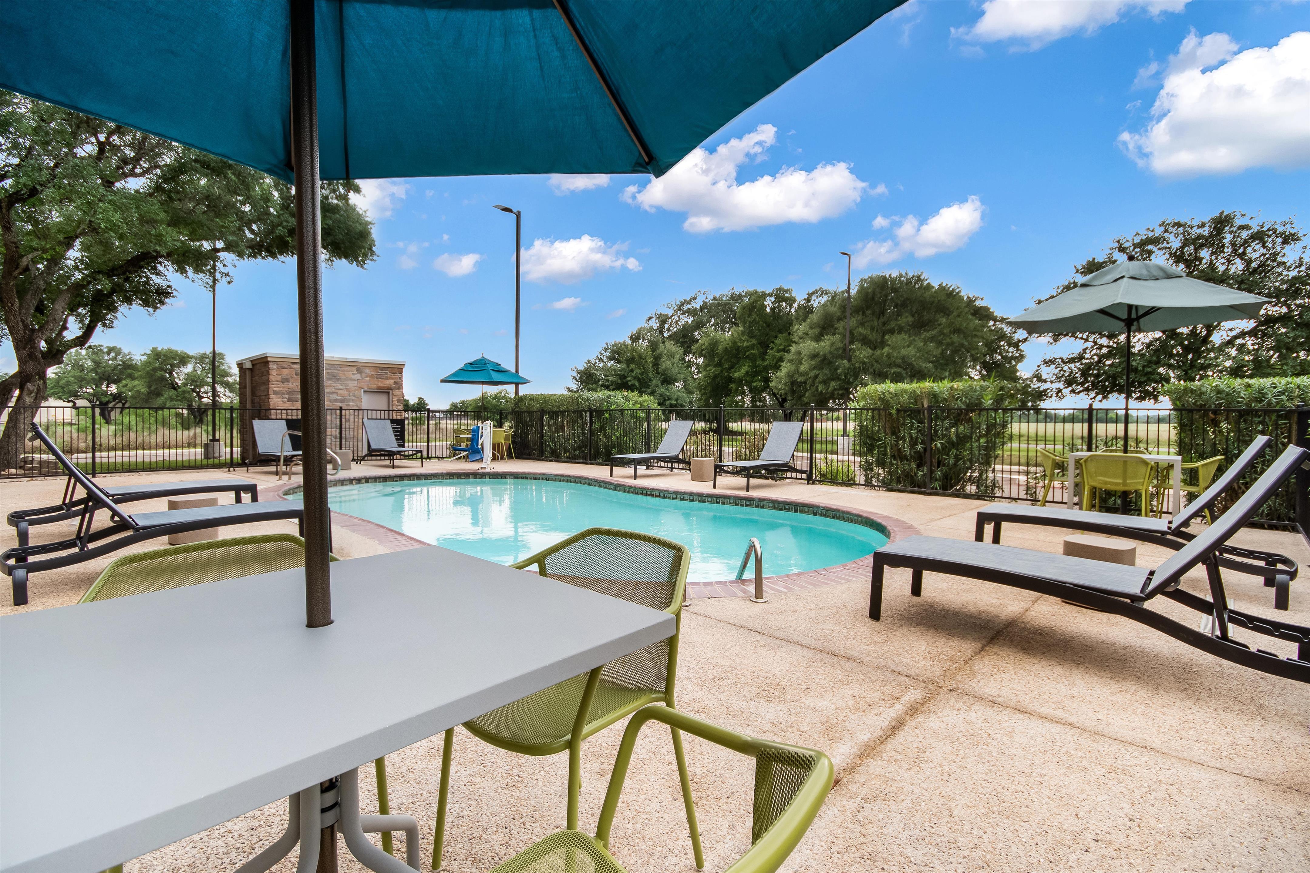 Pool | Hampton Inn Uvalde