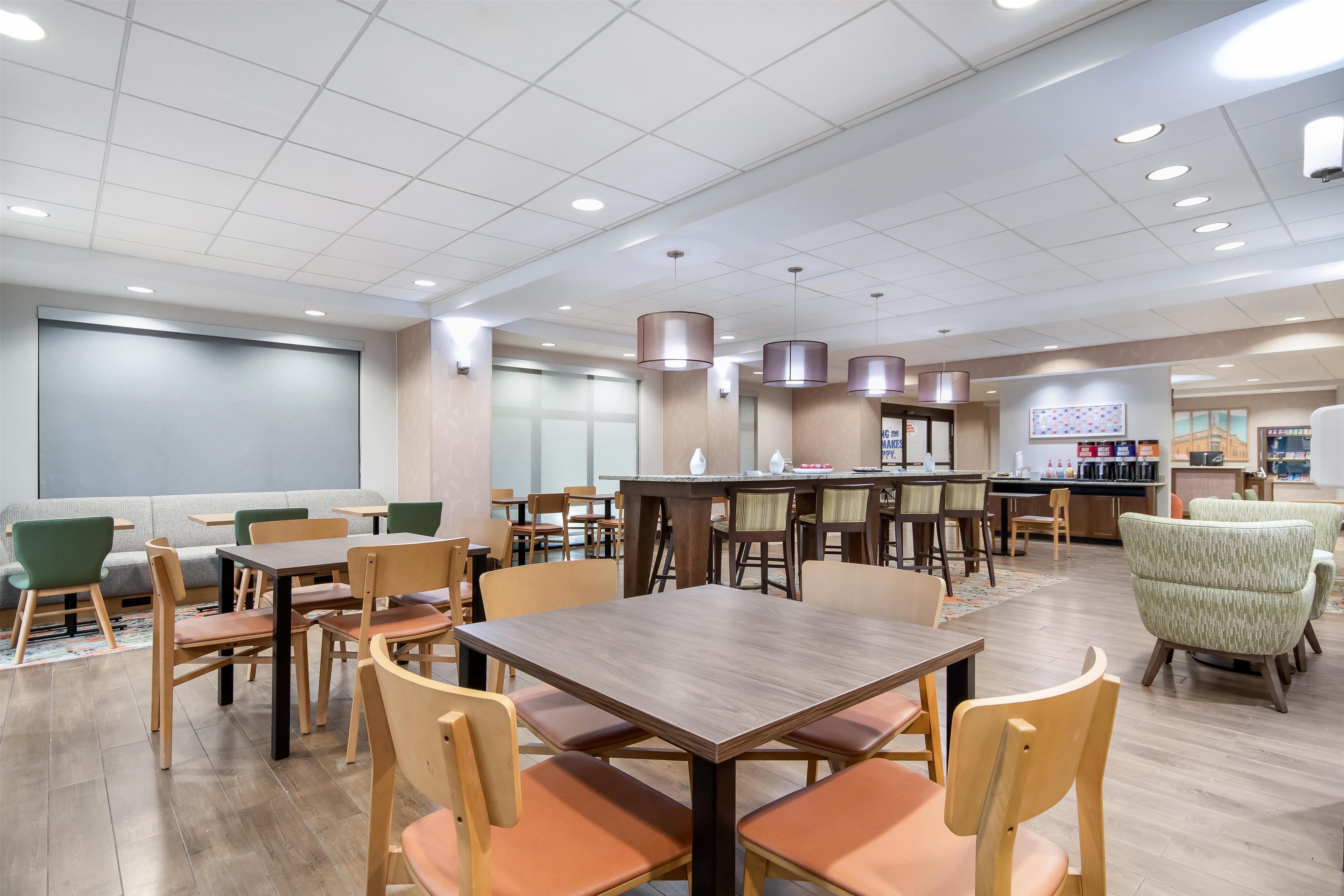 Breakfast Area | Hampton Inn Uvalde
