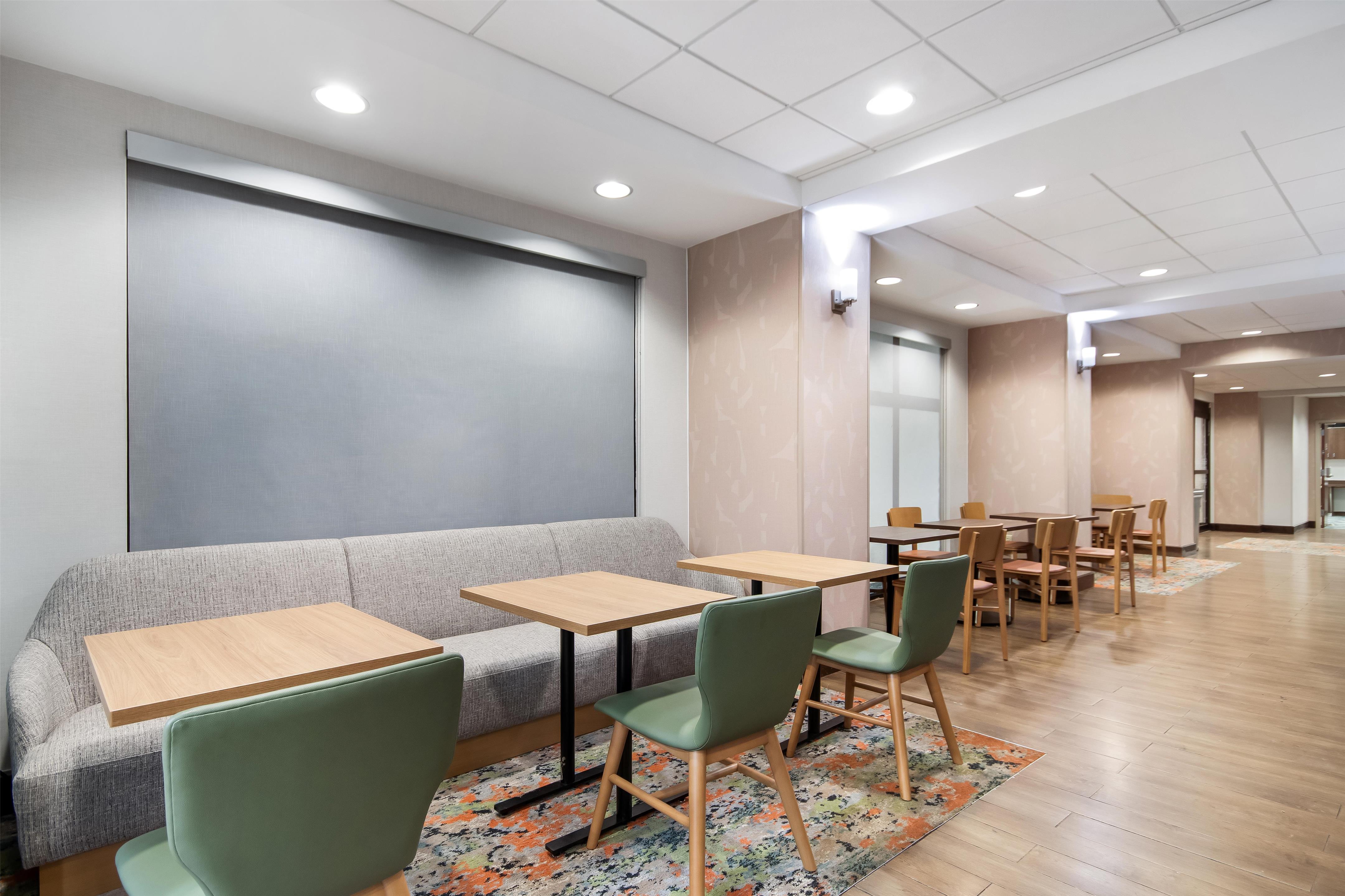Breakfast Area | Hampton Inn Uvalde