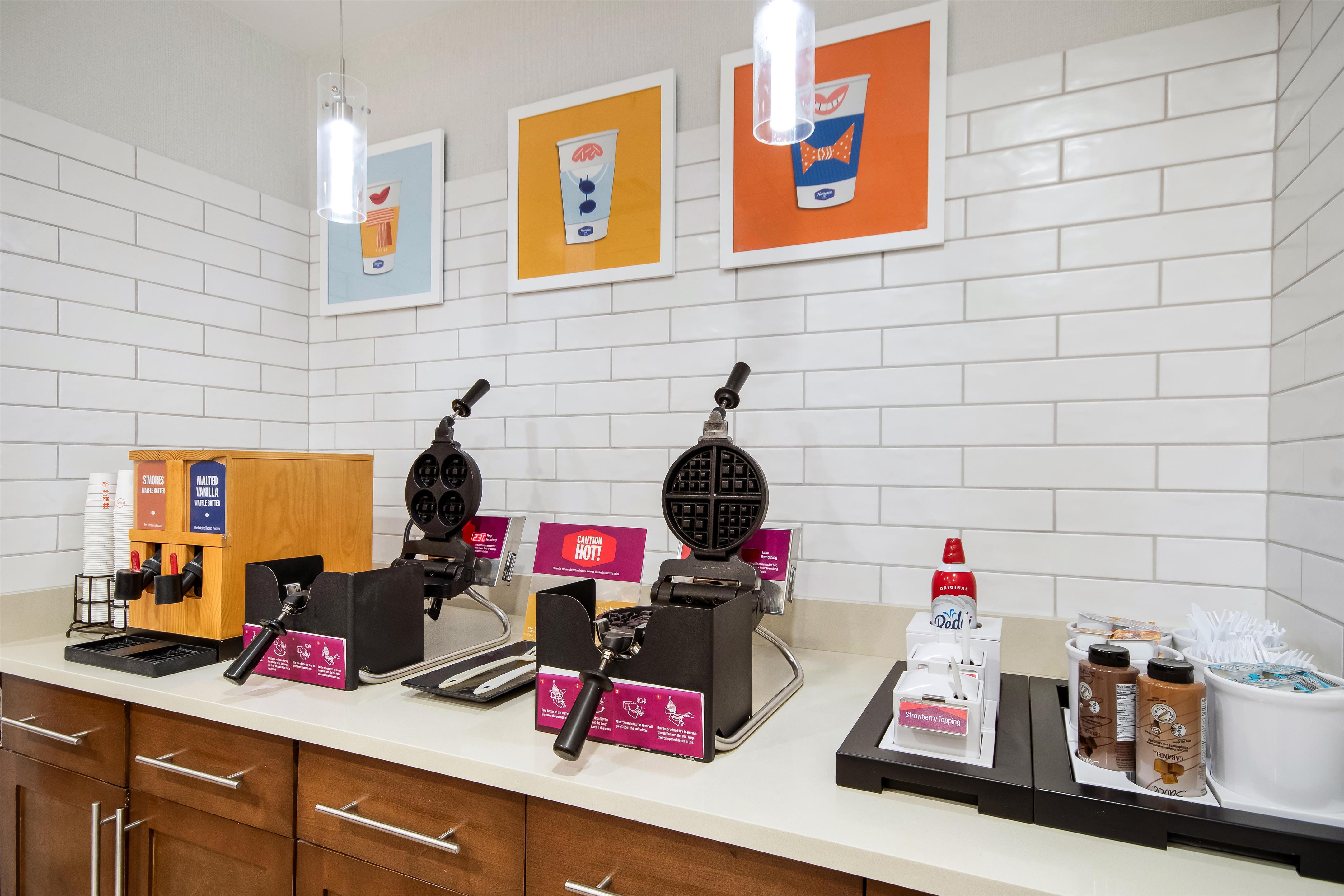 Breakfast Area | Hampton Inn Uvalde
