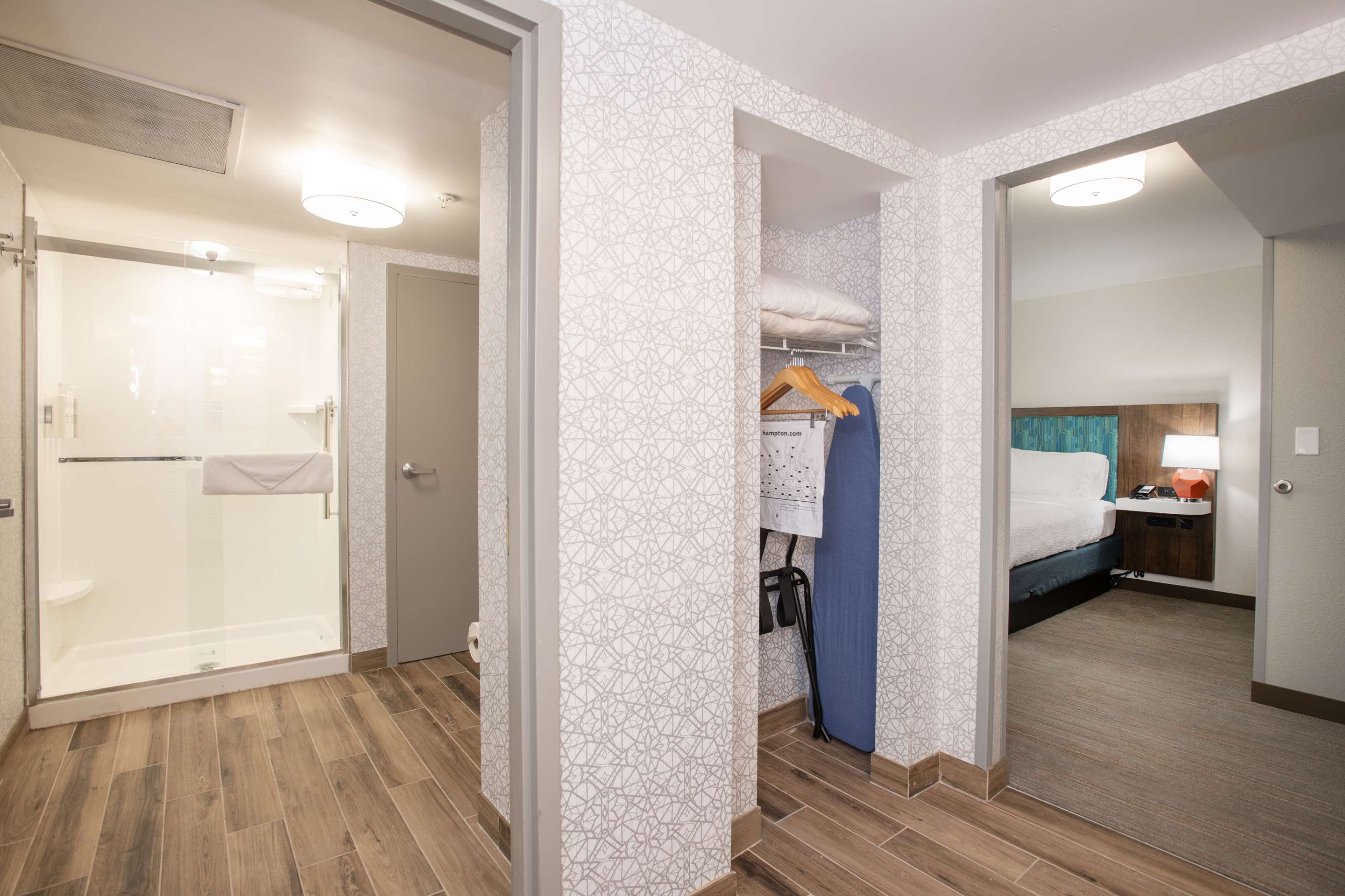 Guest room bath