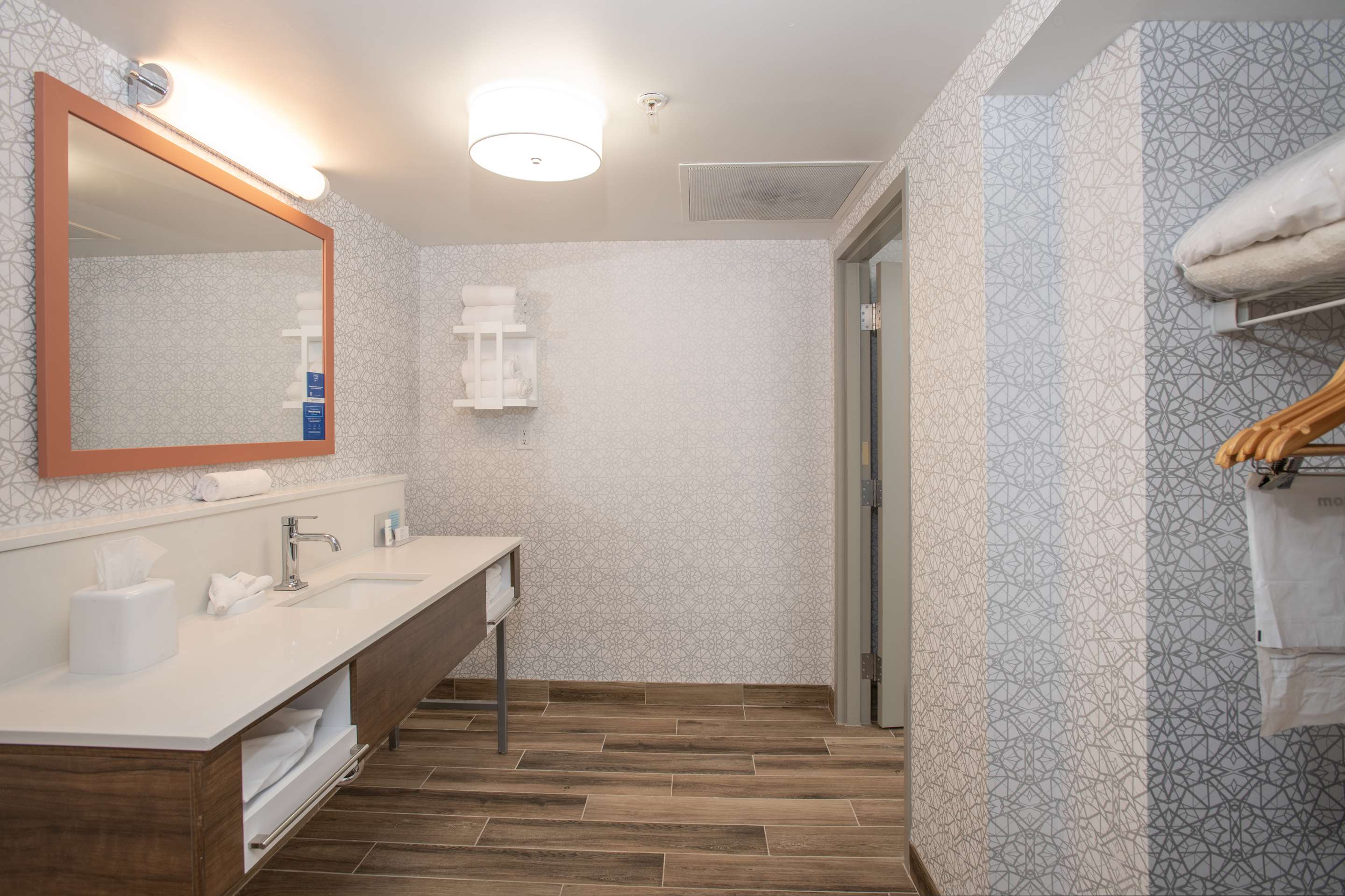 Guest room bath