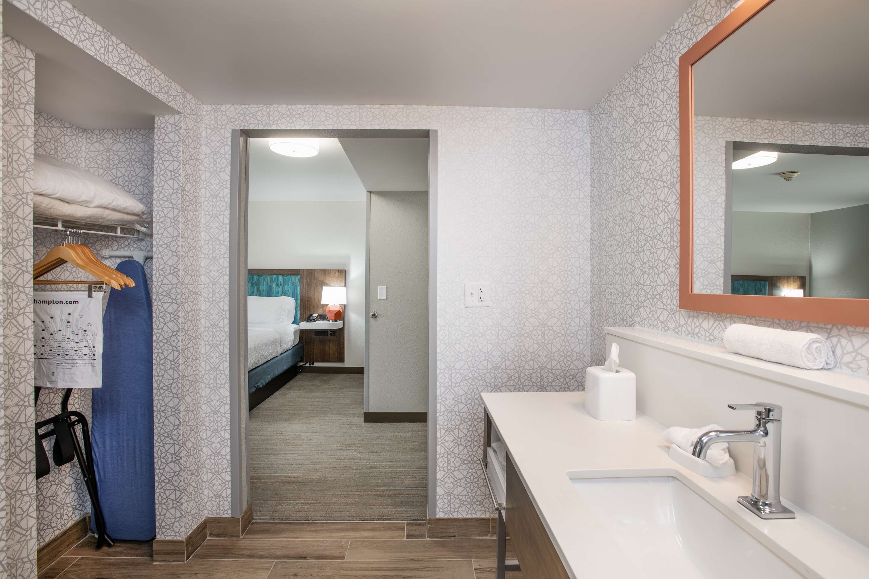 Guest room bath