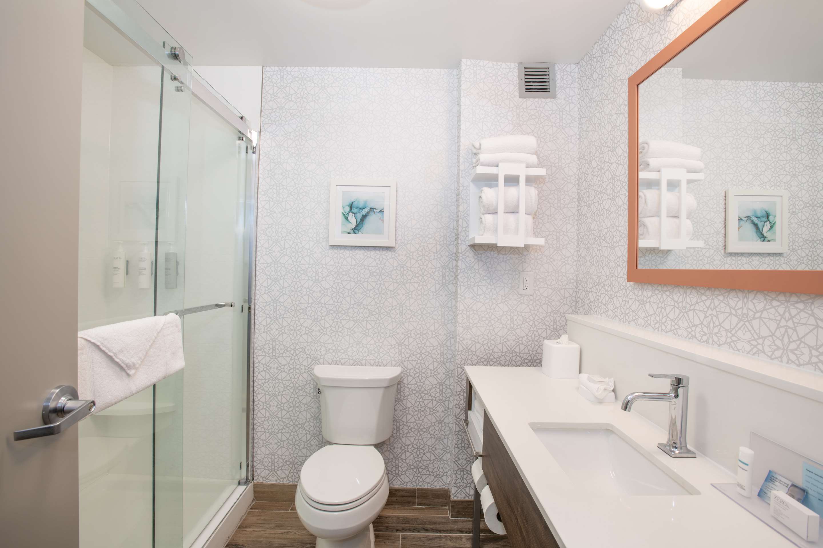Guest room bath