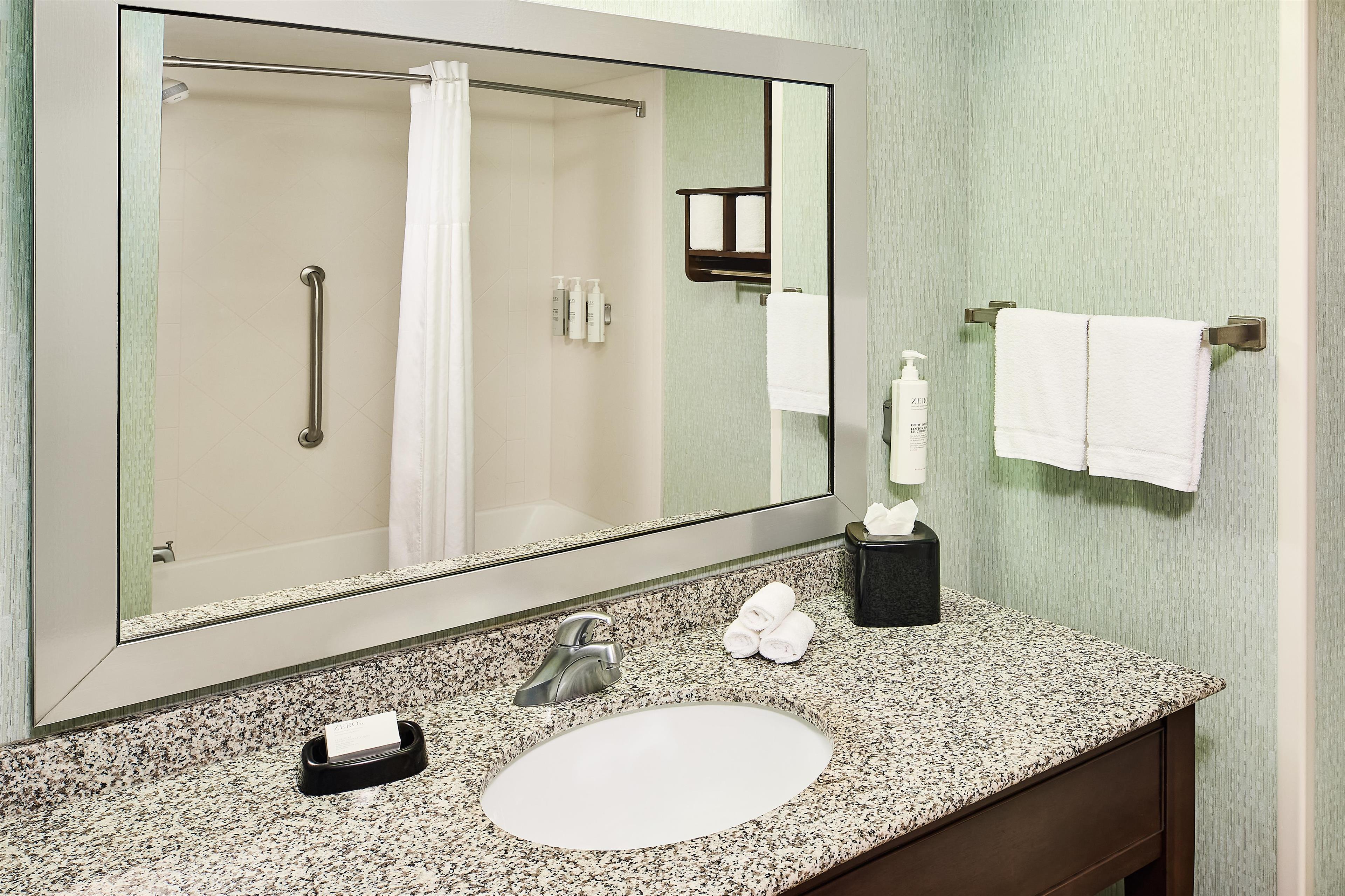 Hampton Inn & Suites by Hilton Destin Room Type - 1 KING BED NONSMOKING 1