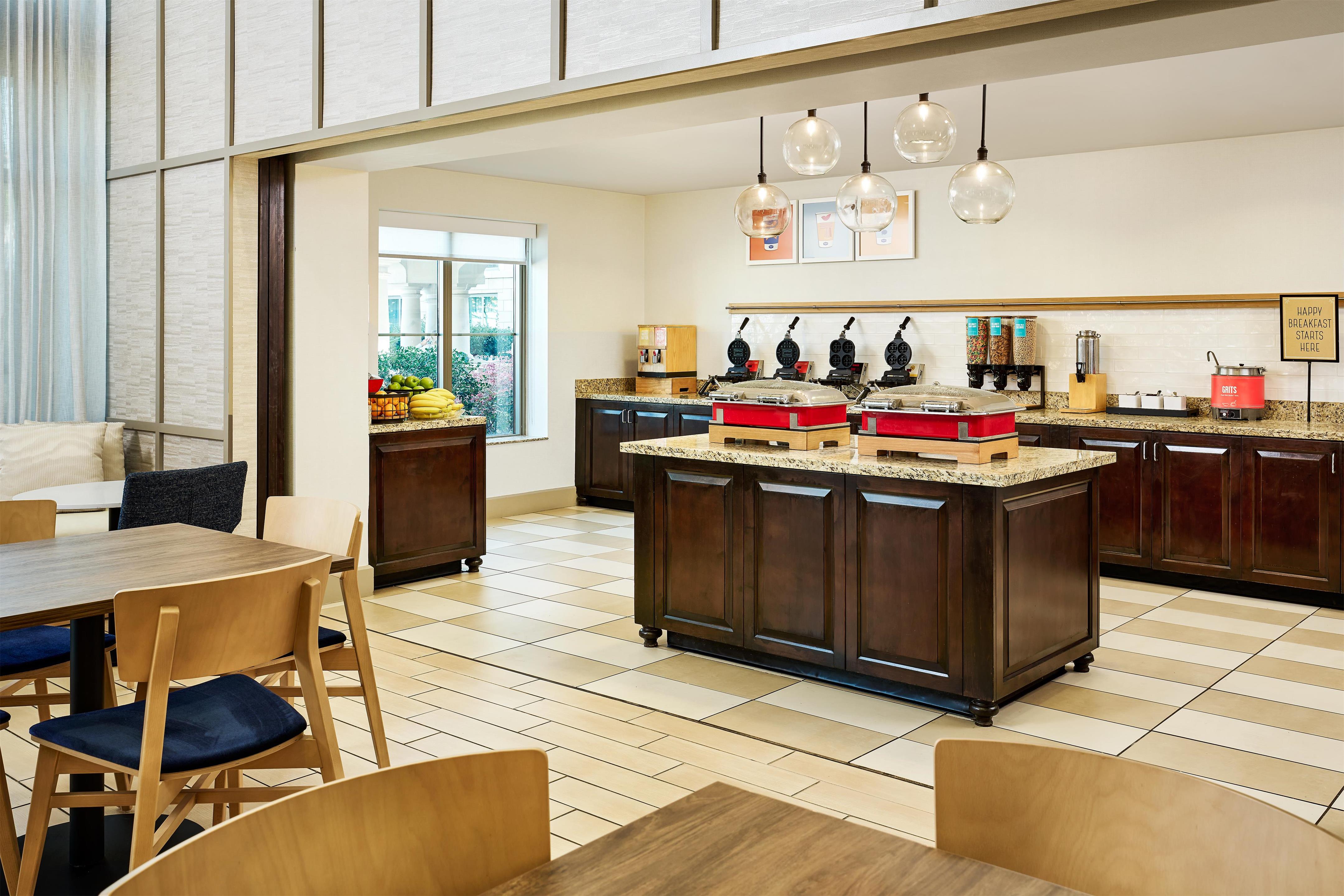 Breakfast Area | Hampton Inn & Suites Destin