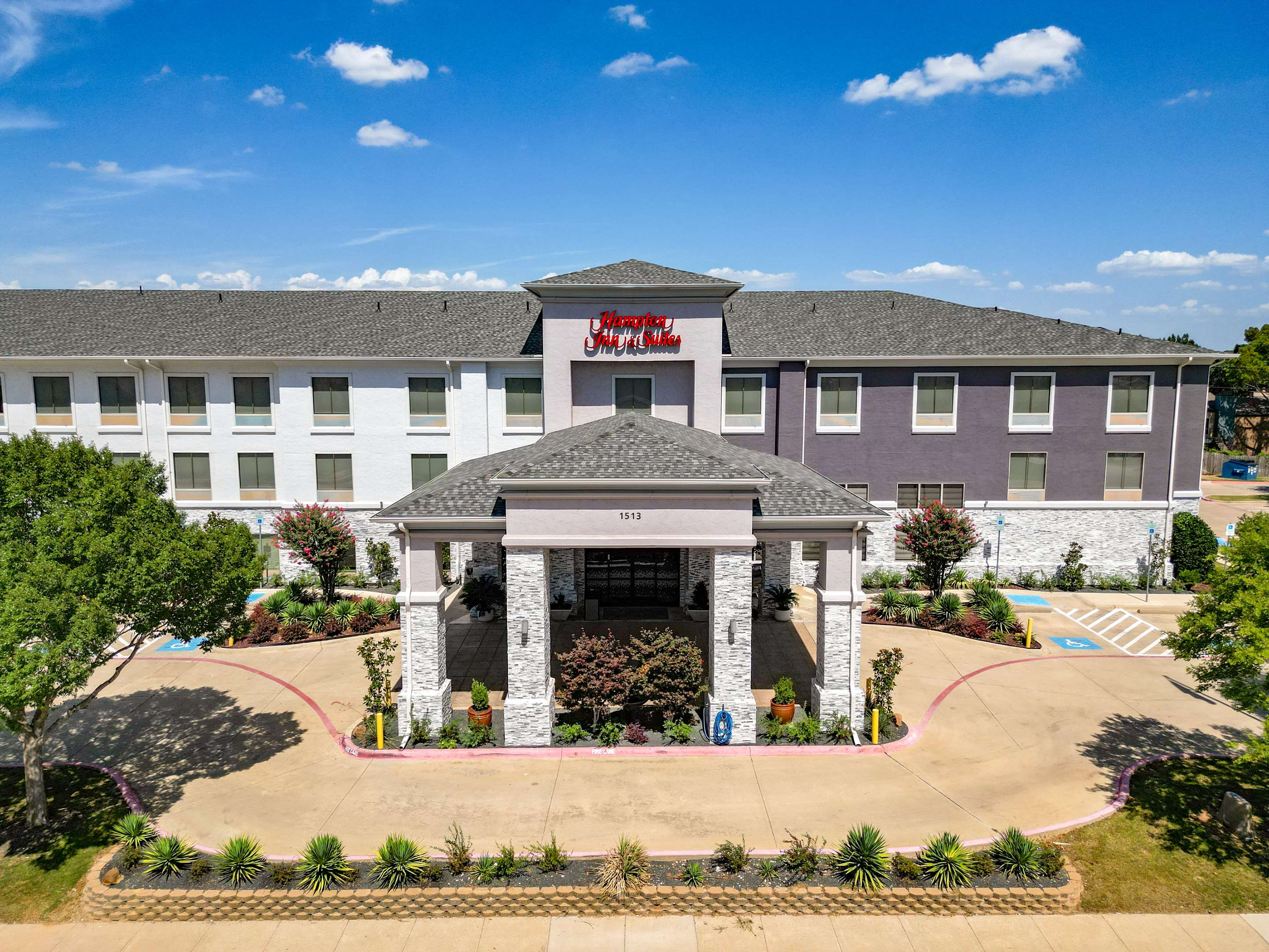 Exterior | Hampton Inn & Suites Denton