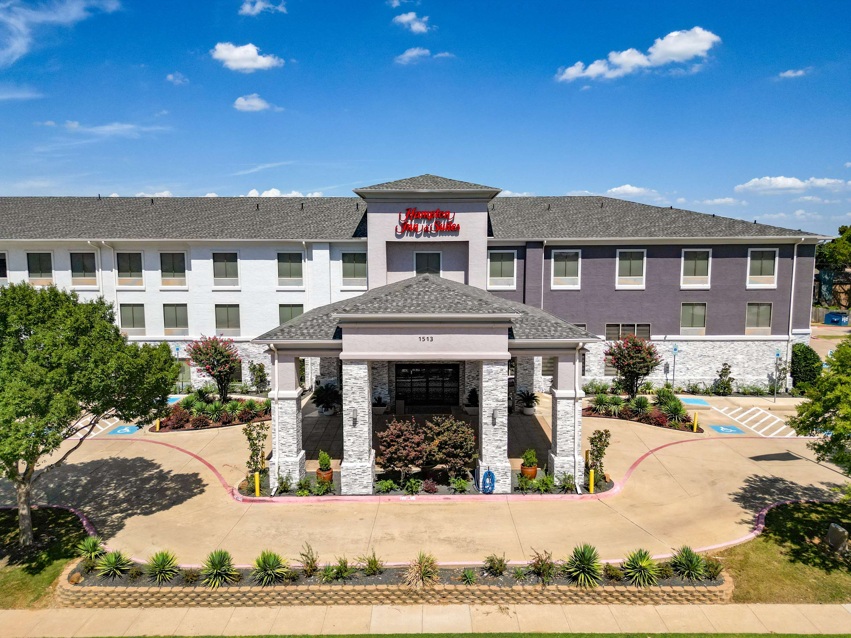 Exterior | Hampton Inn & Suites Denton