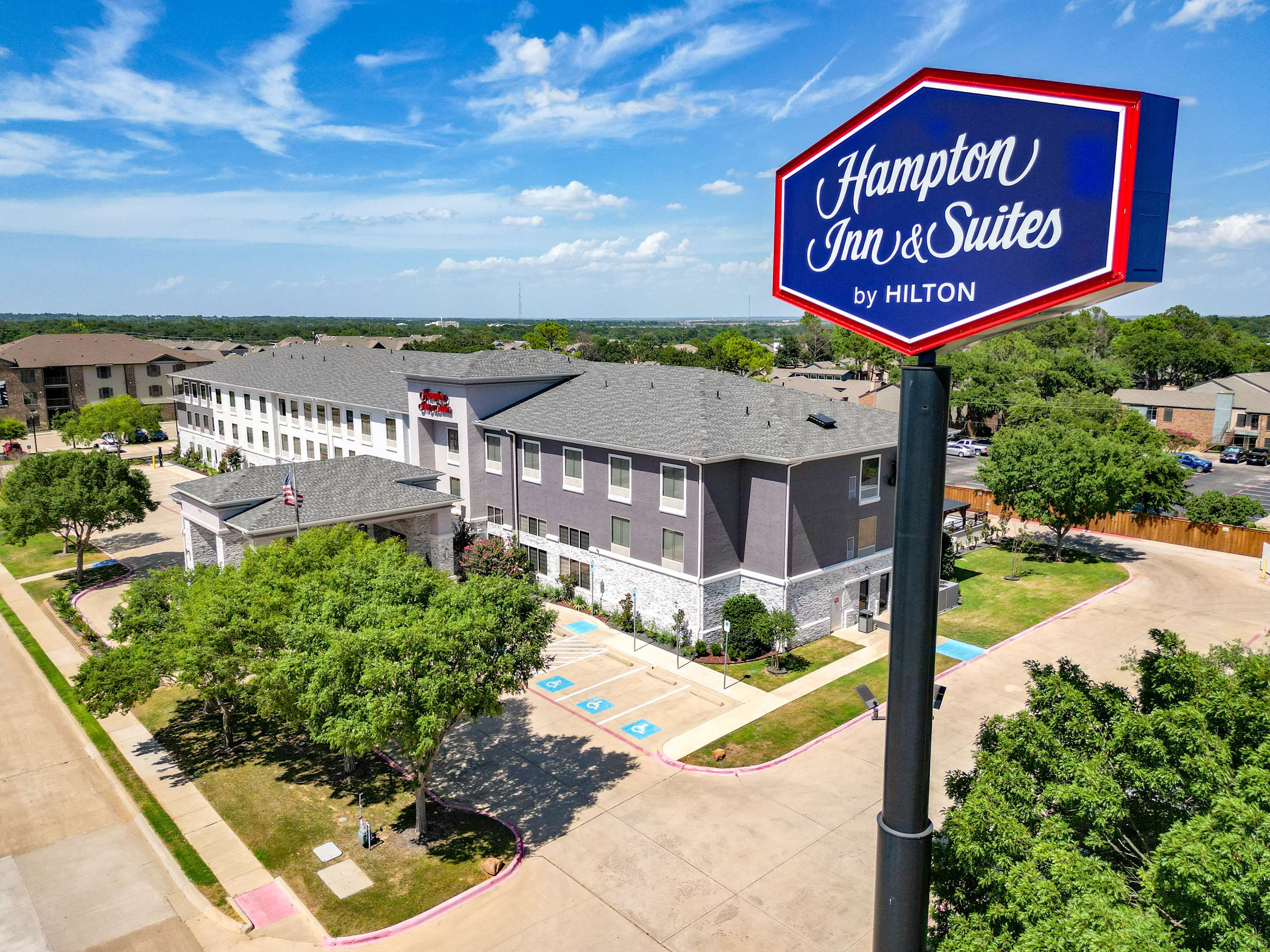 Exterior | Hampton Inn & Suites Denton