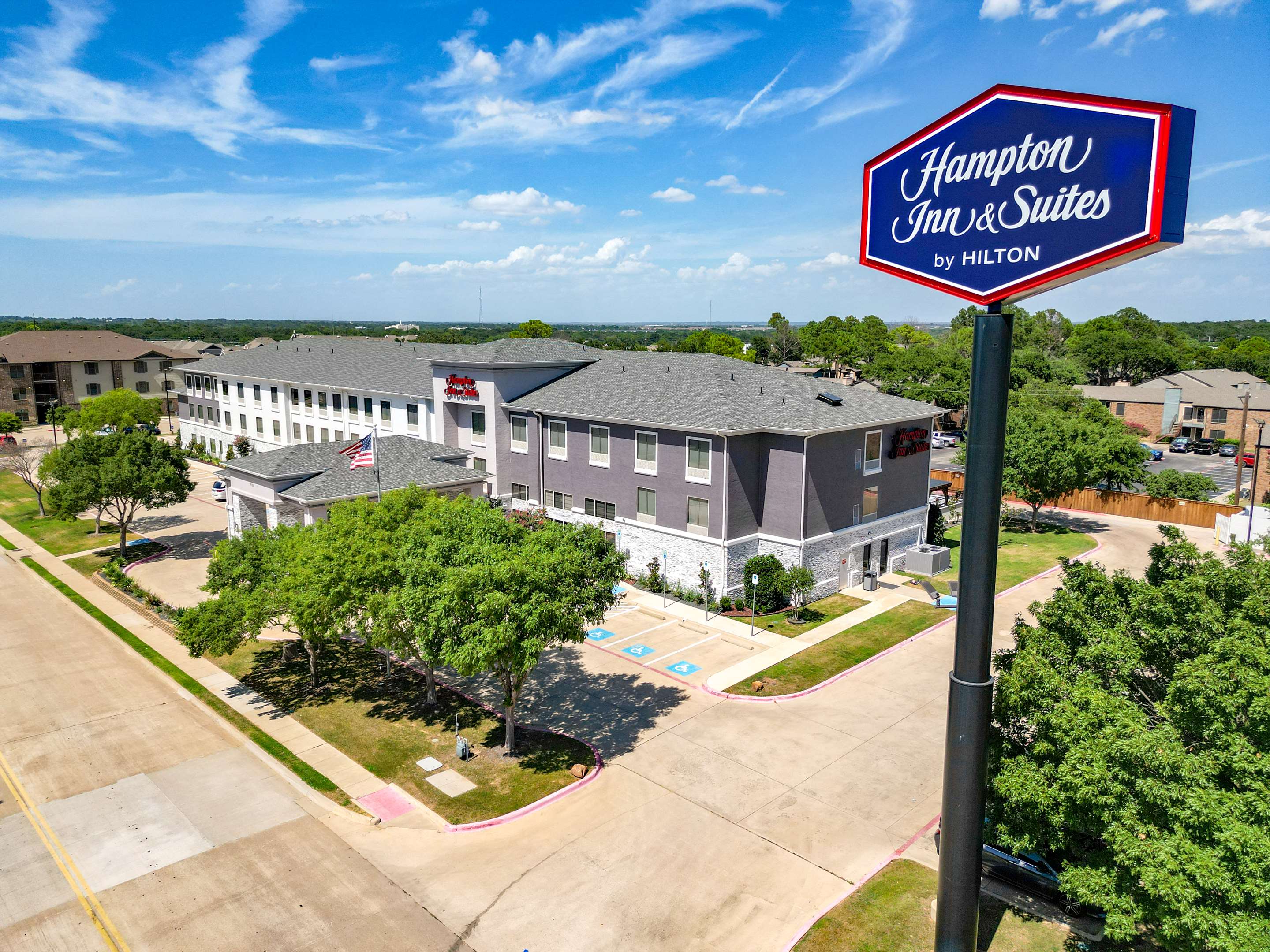 Exterior | Hampton Inn & Suites Denton