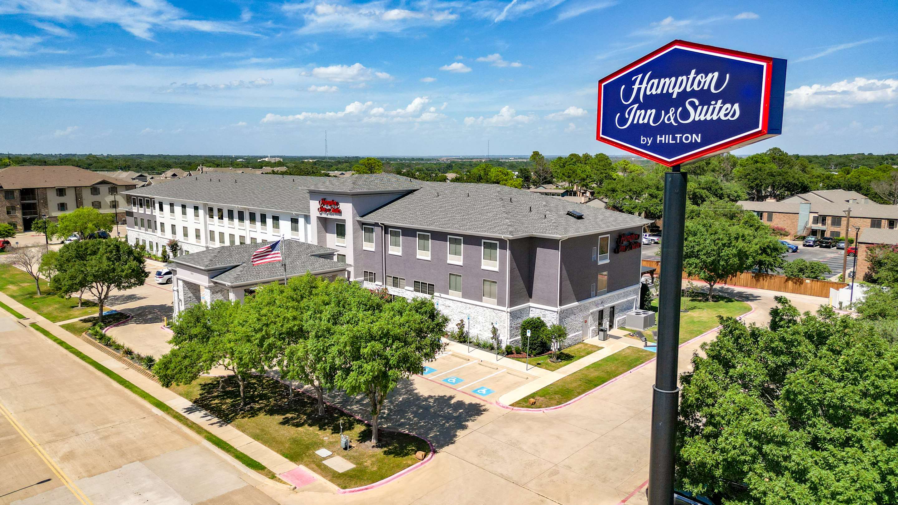 Exterior | Hampton Inn & Suites Denton