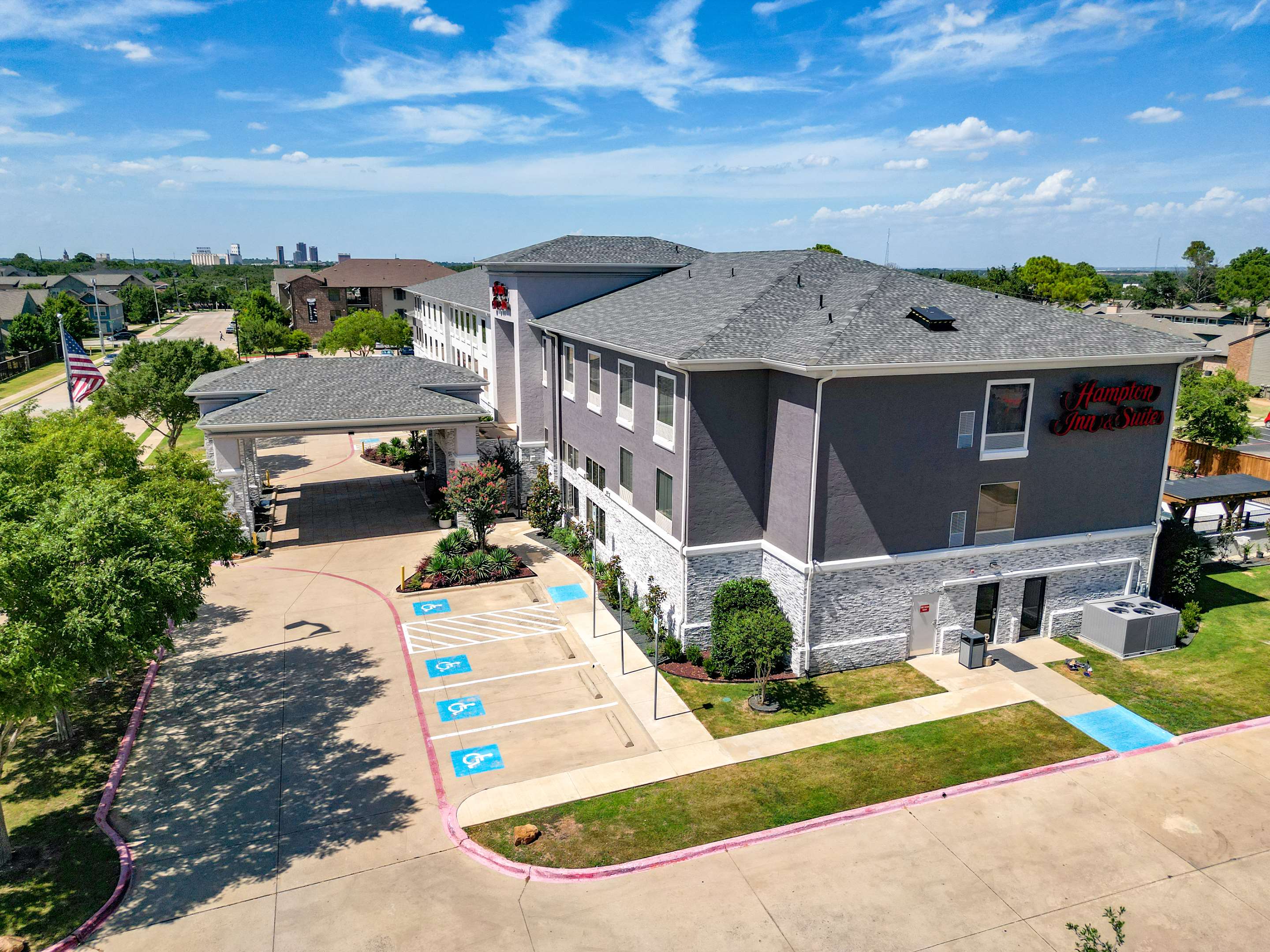 Exterior | Hampton Inn & Suites Denton