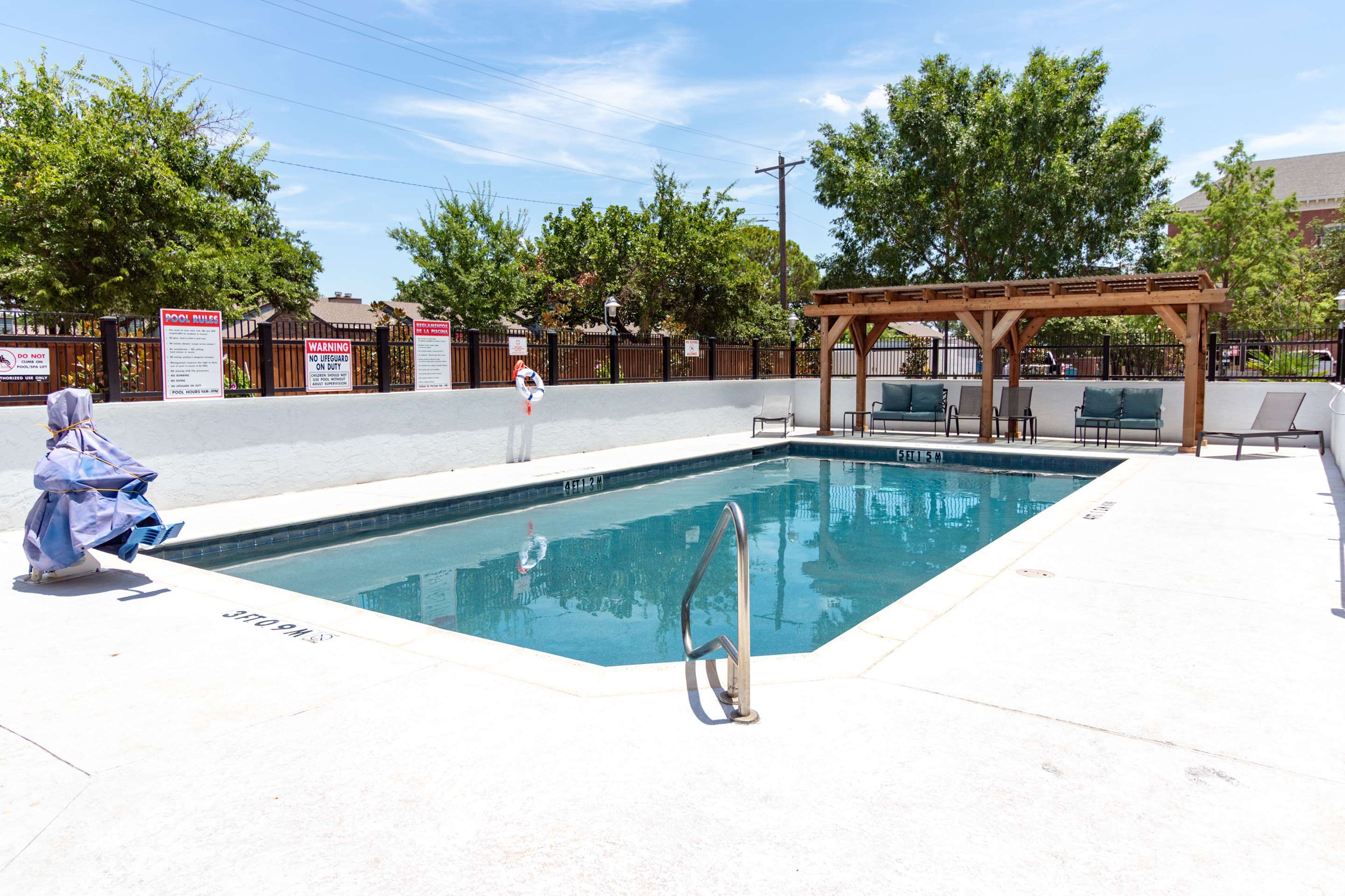 Pool | Hampton Inn & Suites Denton