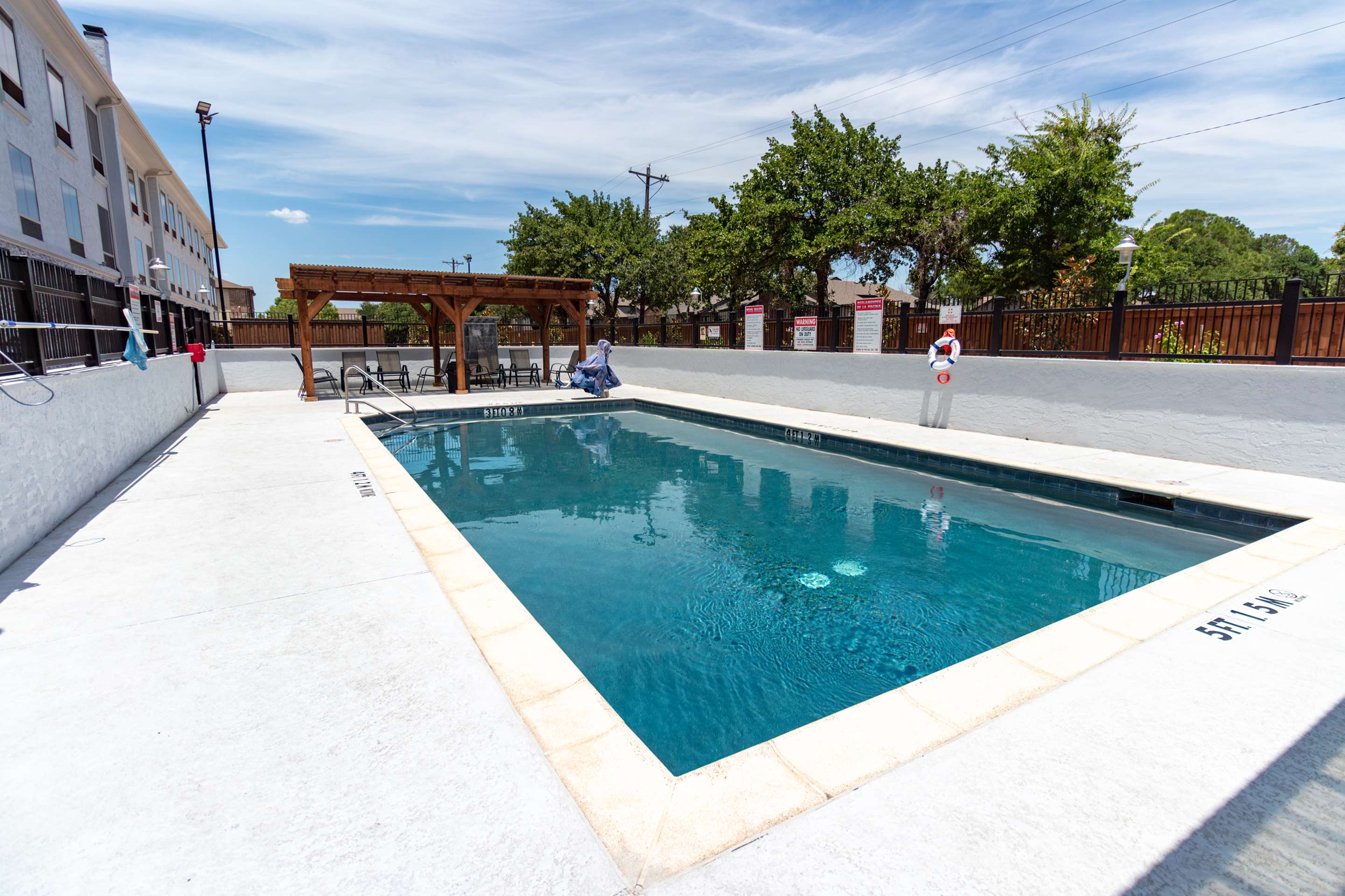 Pool | Hampton Inn & Suites Denton