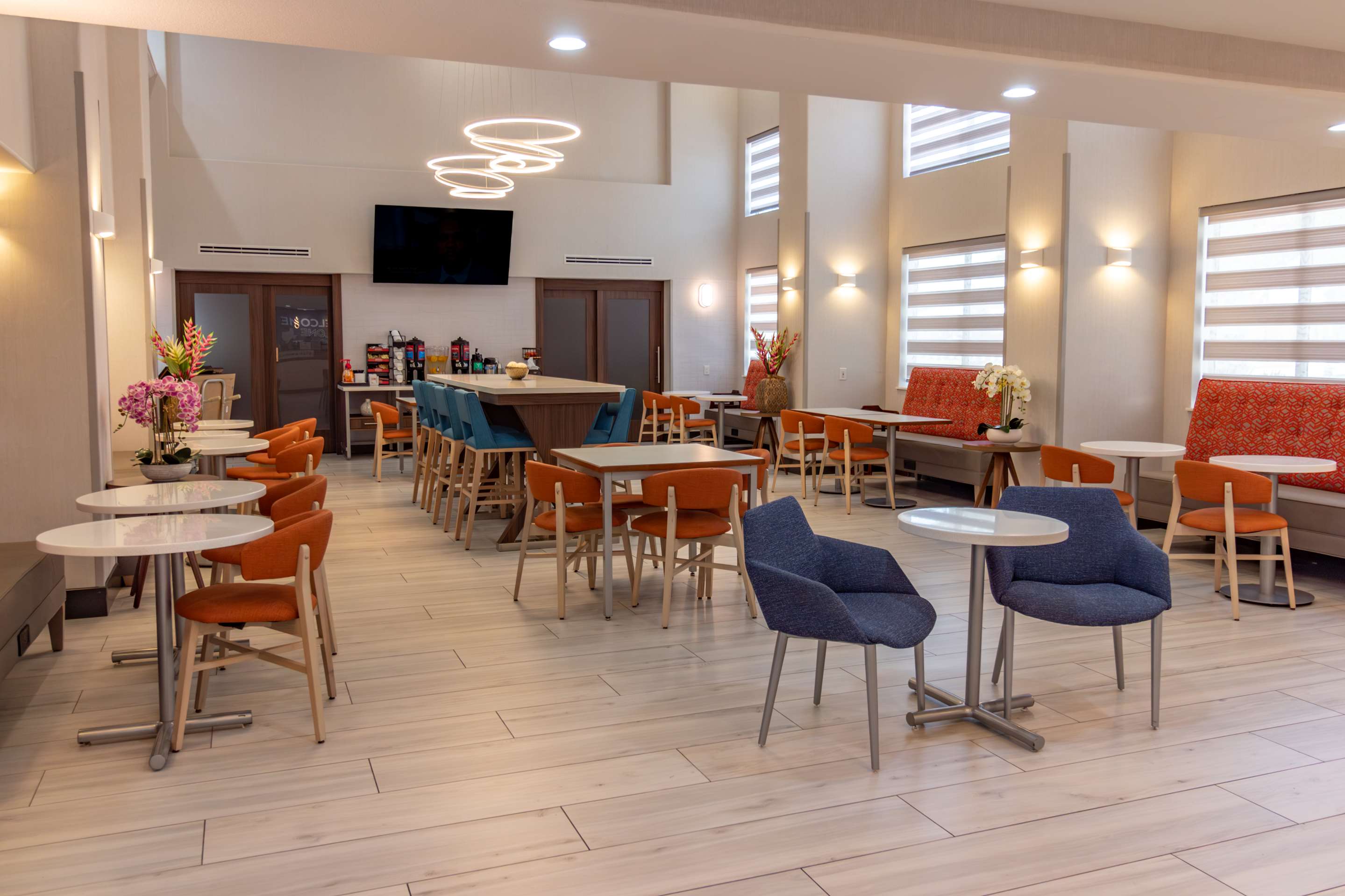 Breakfast Area | Hampton Inn & Suites Denton