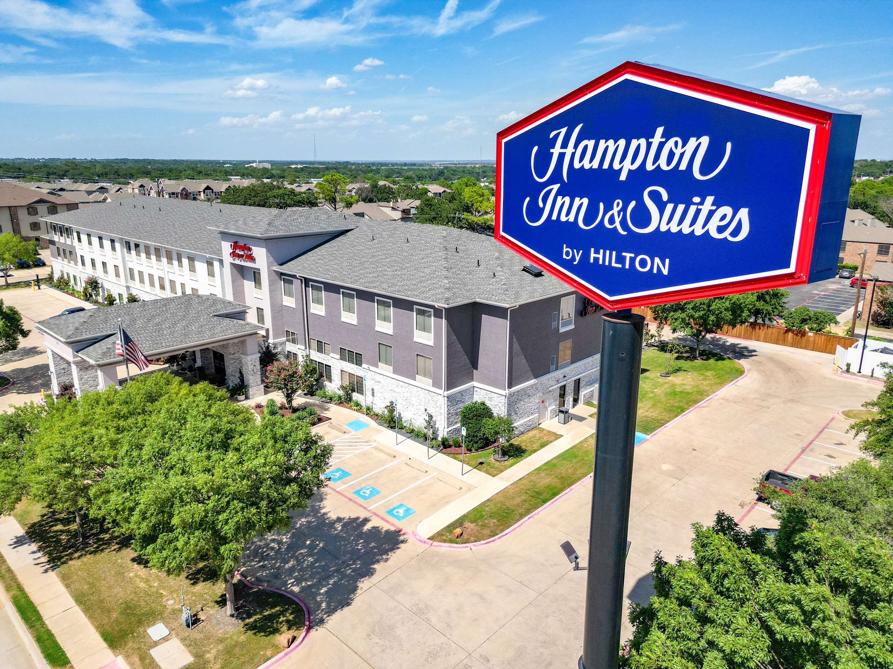 Exterior | Hampton Inn & Suites Denton