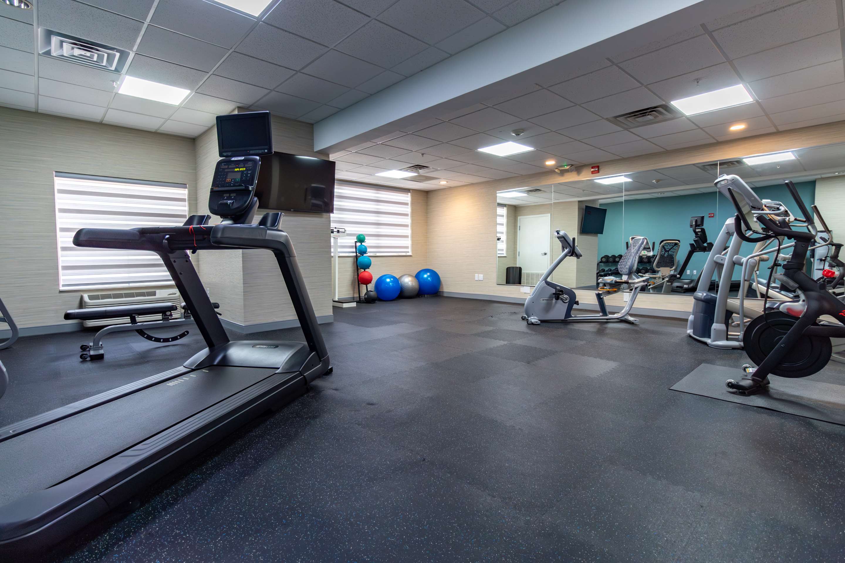 Health club fitness center gym | Hampton Inn & Suites Denton