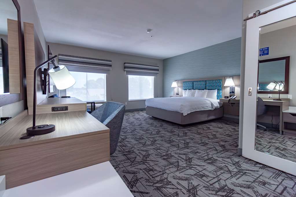 Hampton Inn &amp; Suites Denton-guestroom-Guest Room,On-Site.jpg