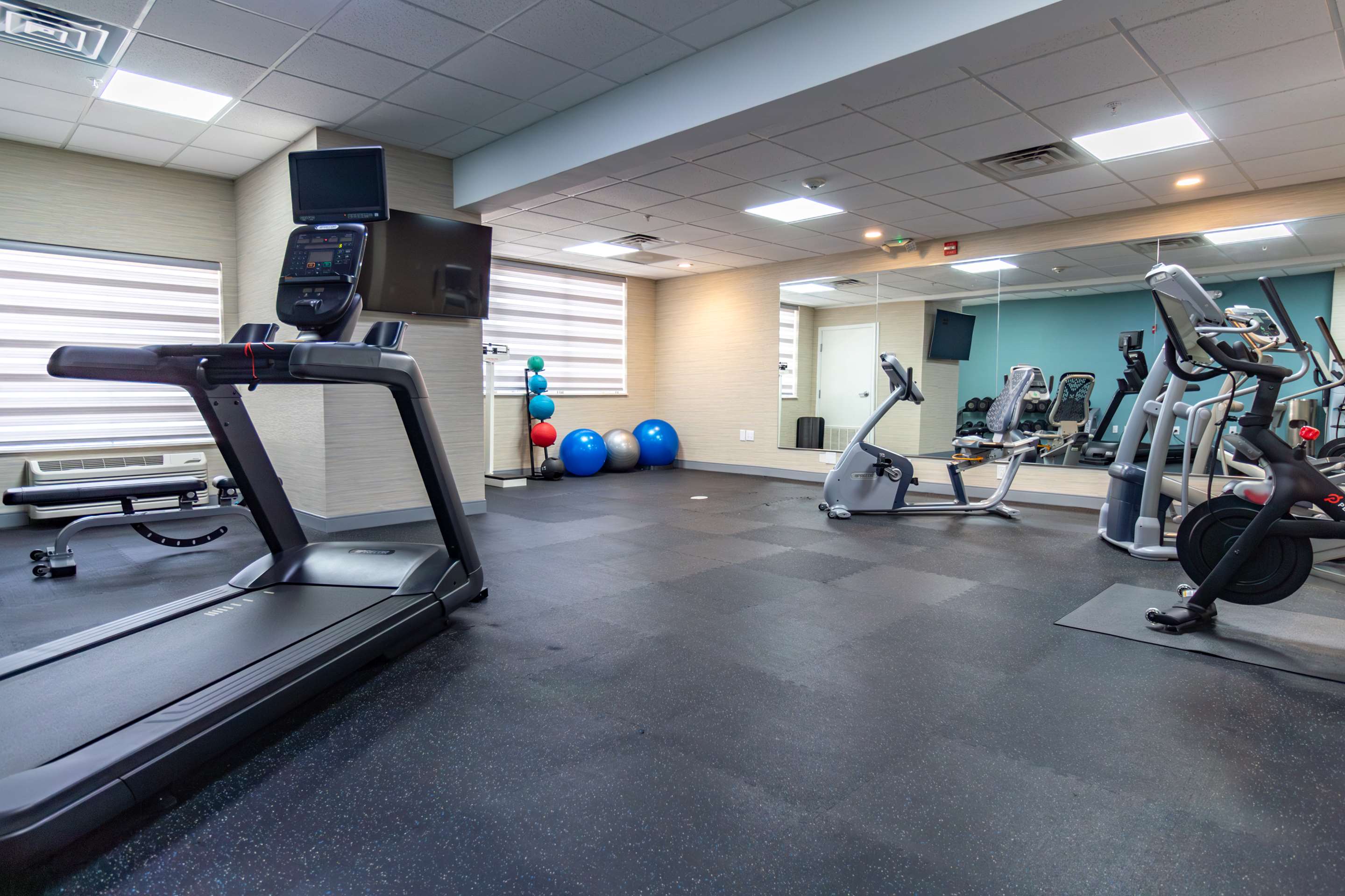 Health club fitness center gym | Hampton Inn & Suites Denton