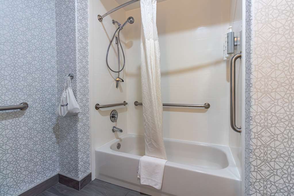 Hampton Inn &amp; Suites Denton-guestroom-Guest Room,Bathroom,On-Site.jpg