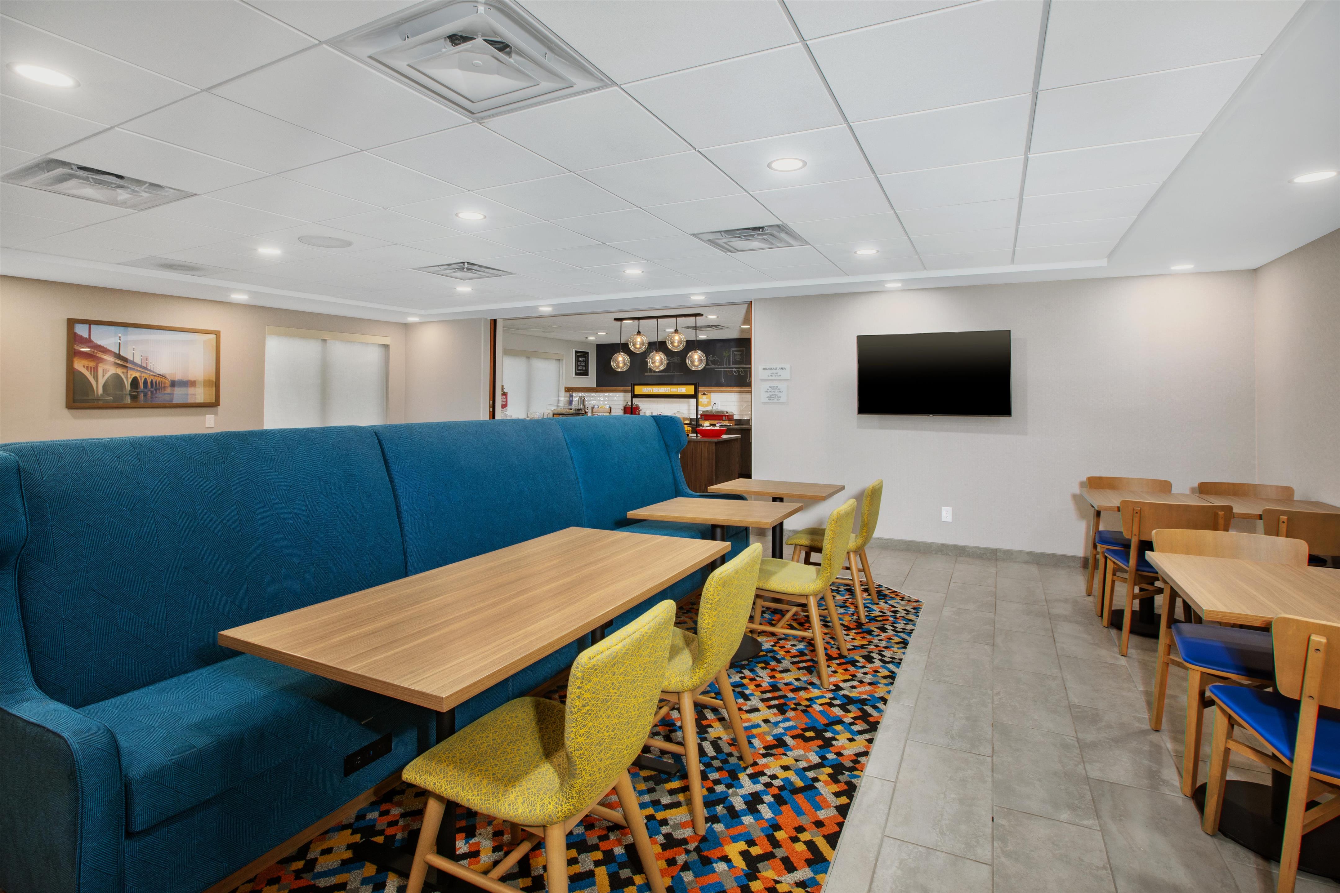 Breakfast Area | Hampton Inn Hotel Detroit/Belleville-Airport Area