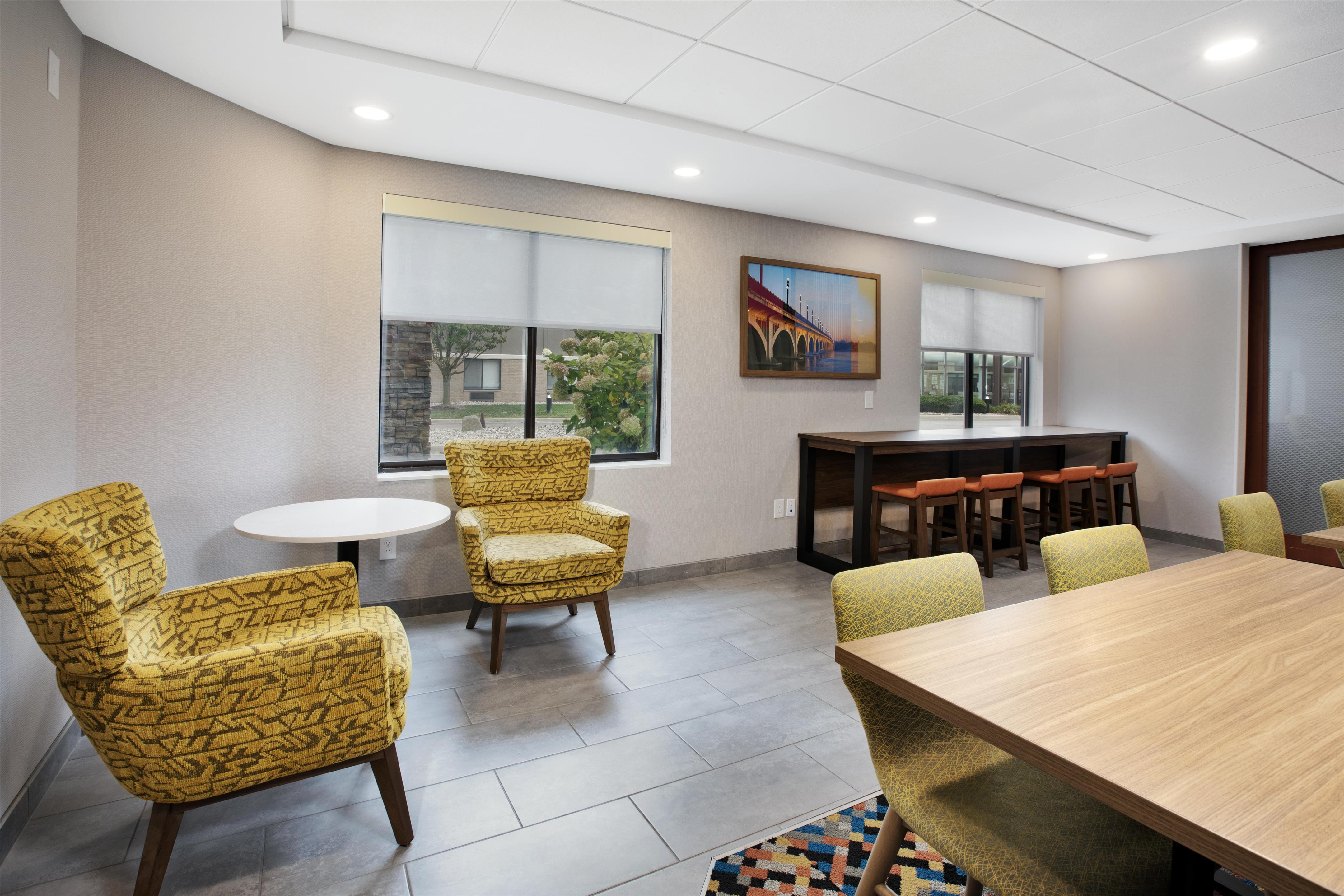 Lobby | Hampton Inn Detroit/Belleville-Airport Area