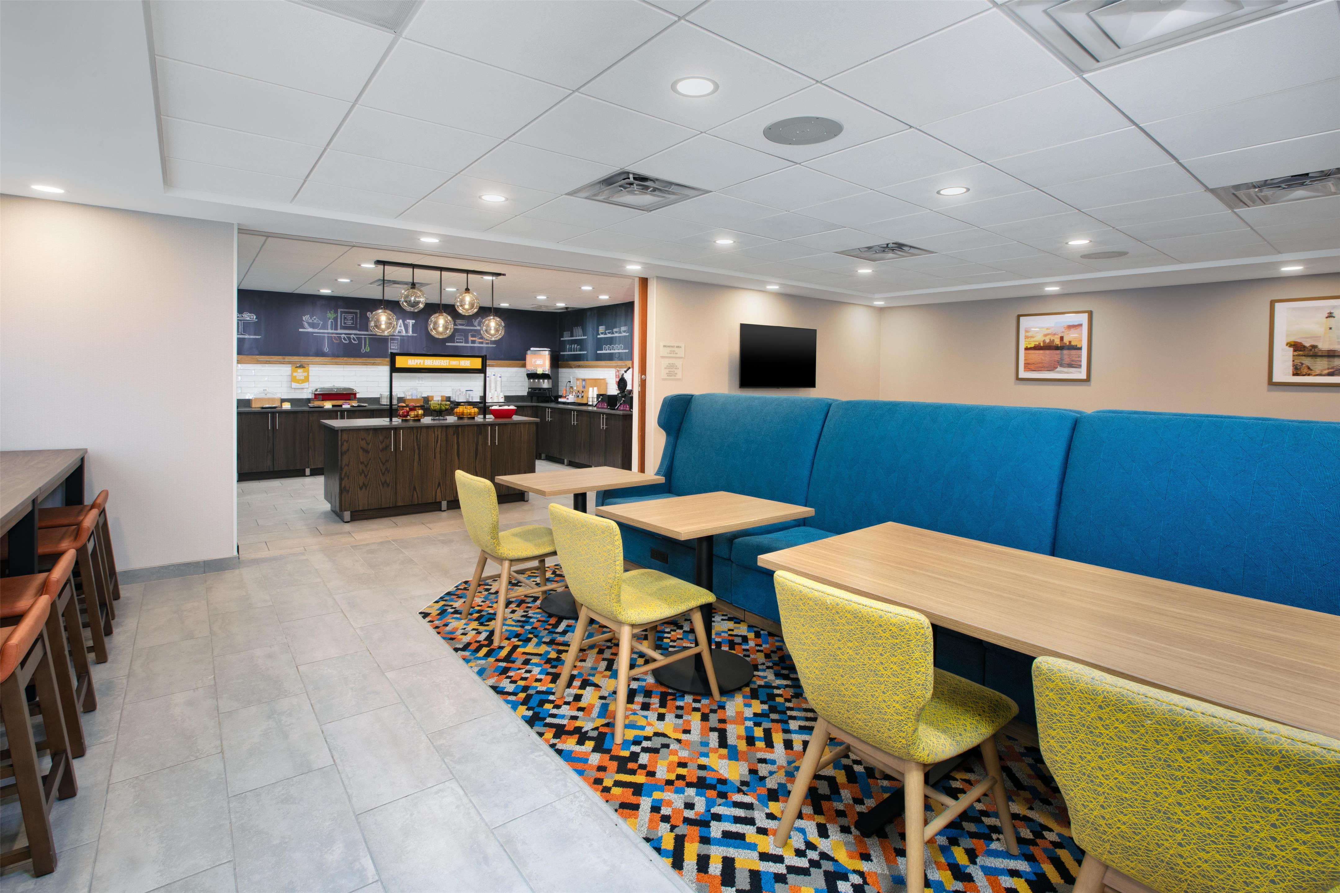 Breakfast Area | Hampton Inn Detroit/Belleville-Airport Area