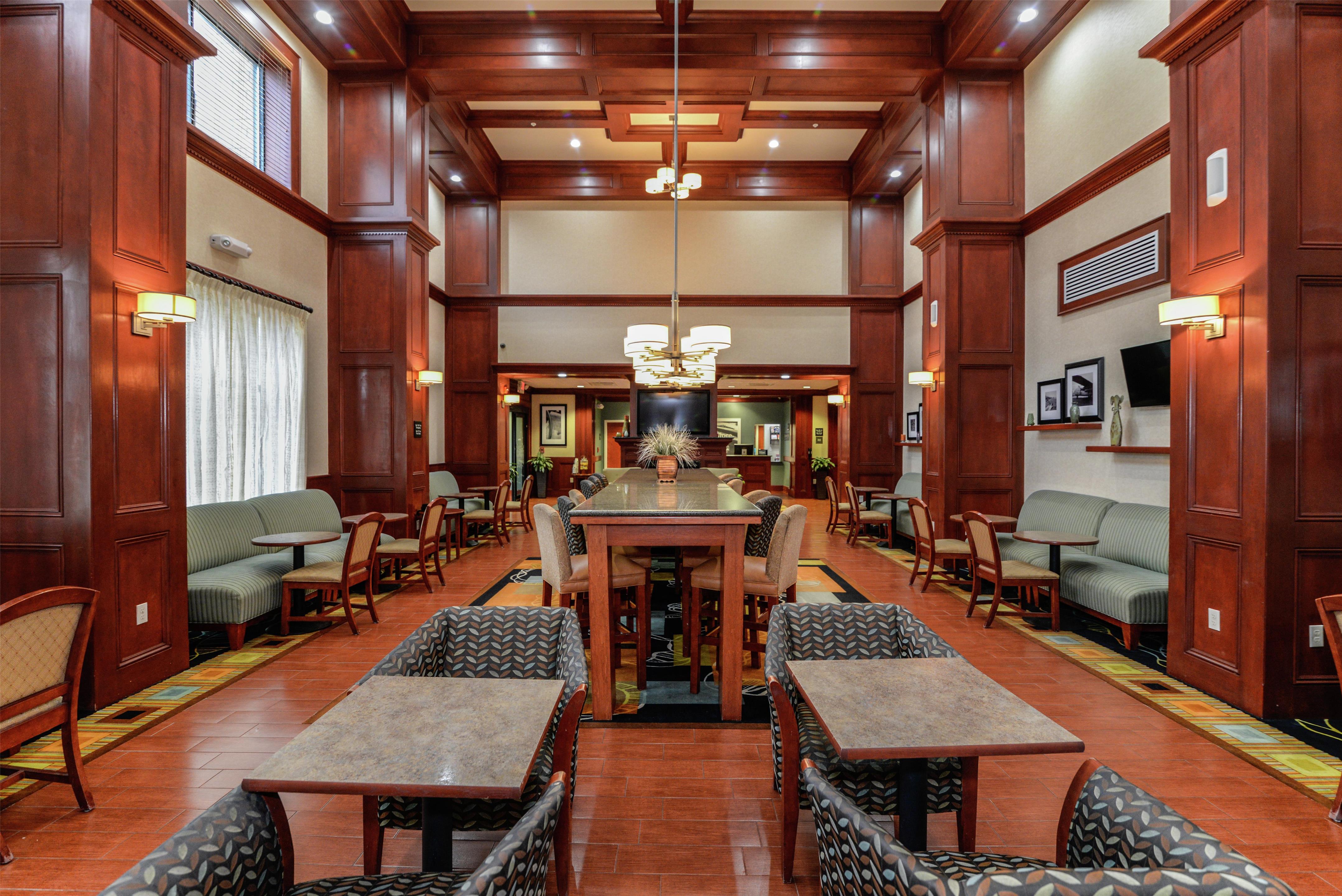 Lobby | Hampton Inn and Suites Detroit/Chesterfield Township