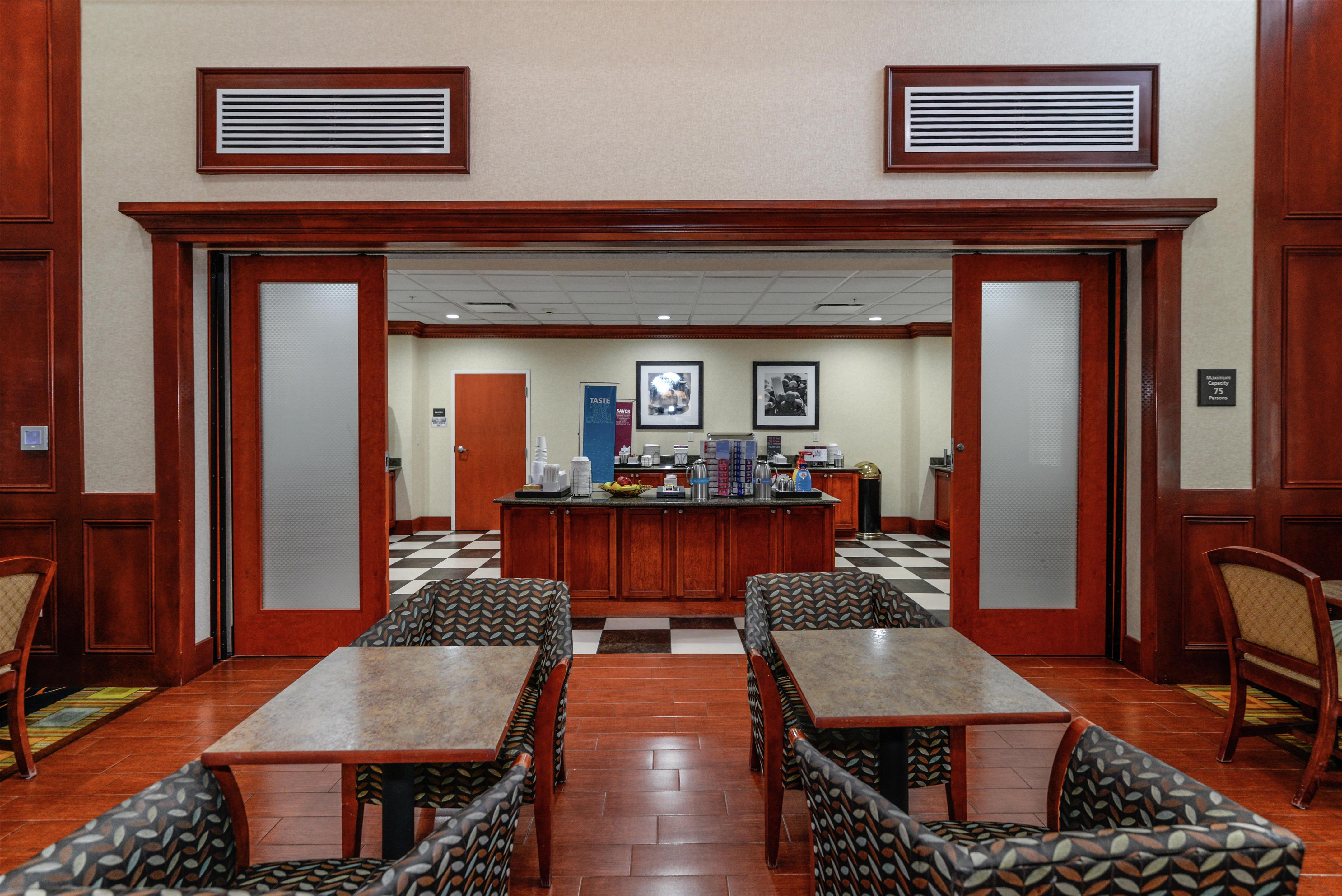 Restaurant | Hampton Inn and Suites Detroit/Chesterfield Township