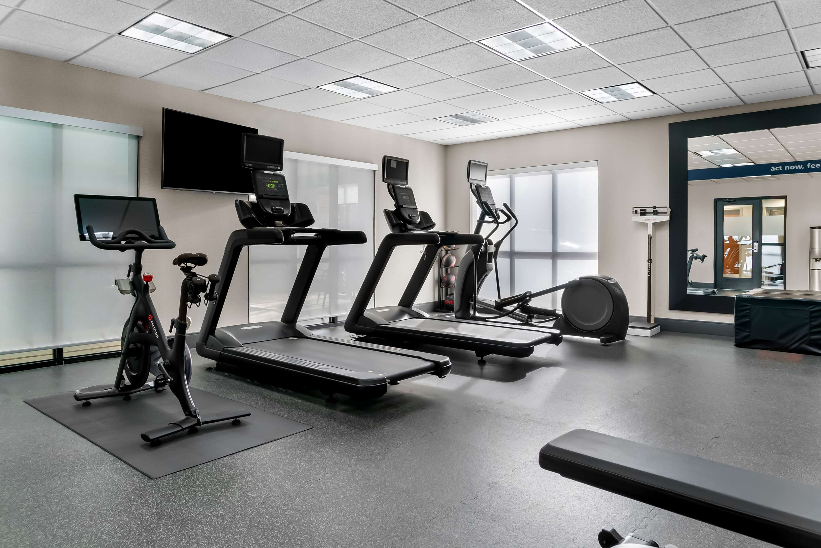 Health club fitness center gym | Hampton Inn Detroit/Auburn Hills-North