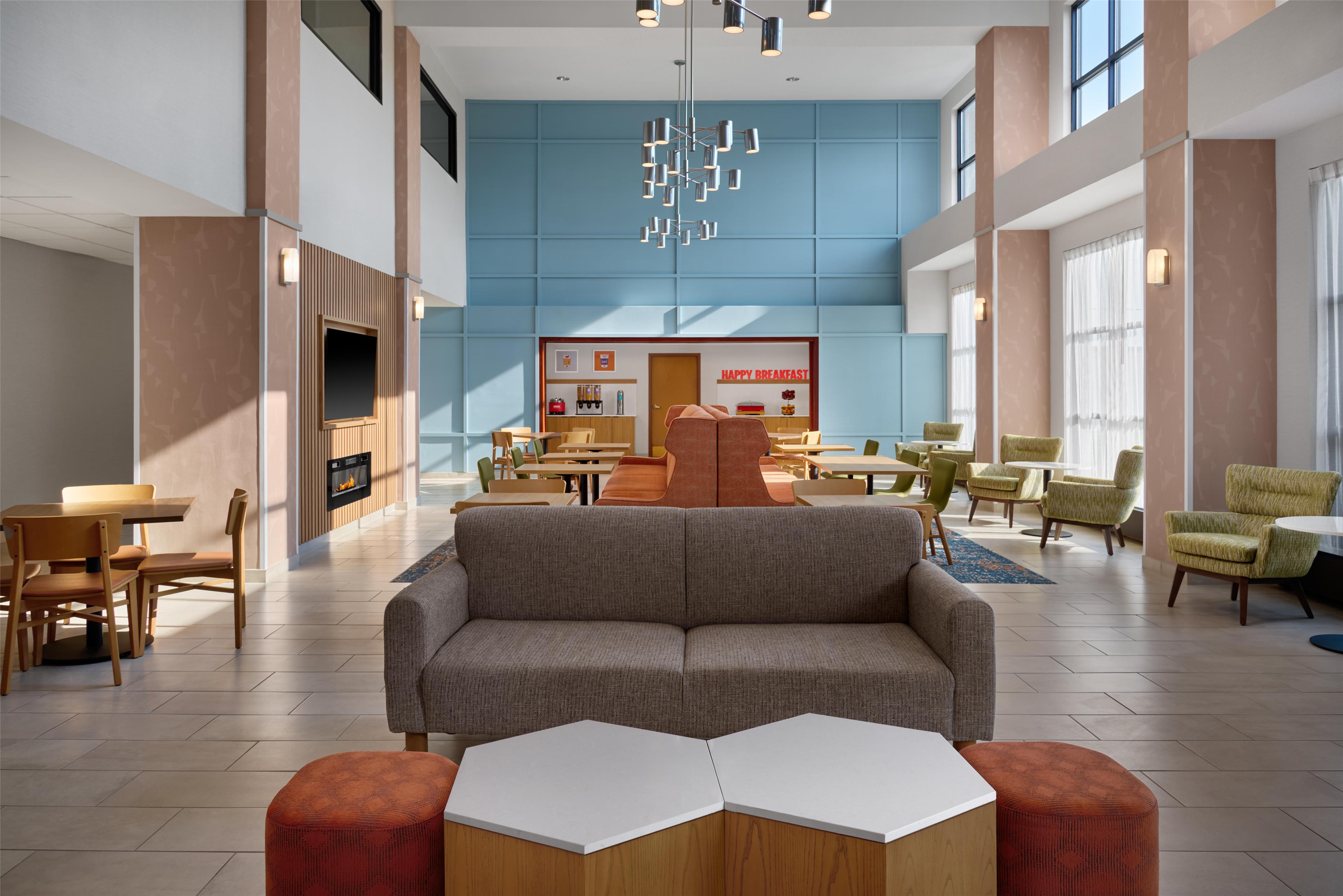 Lobby | Hampton Inn & Suites Detroit/Sterling Heights