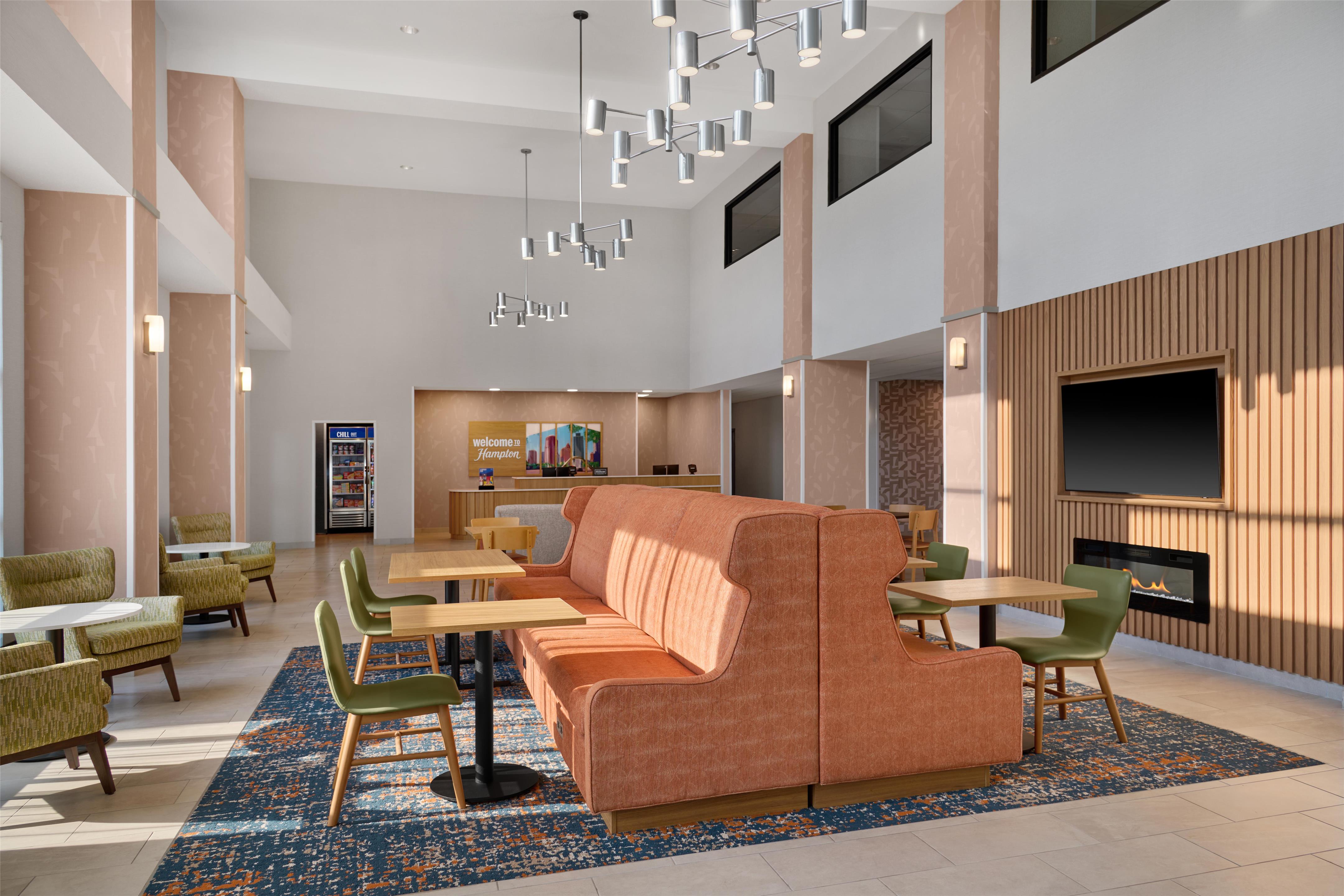 Breakfast Area | Hampton Inn & Suites Detroit/Sterling Heights