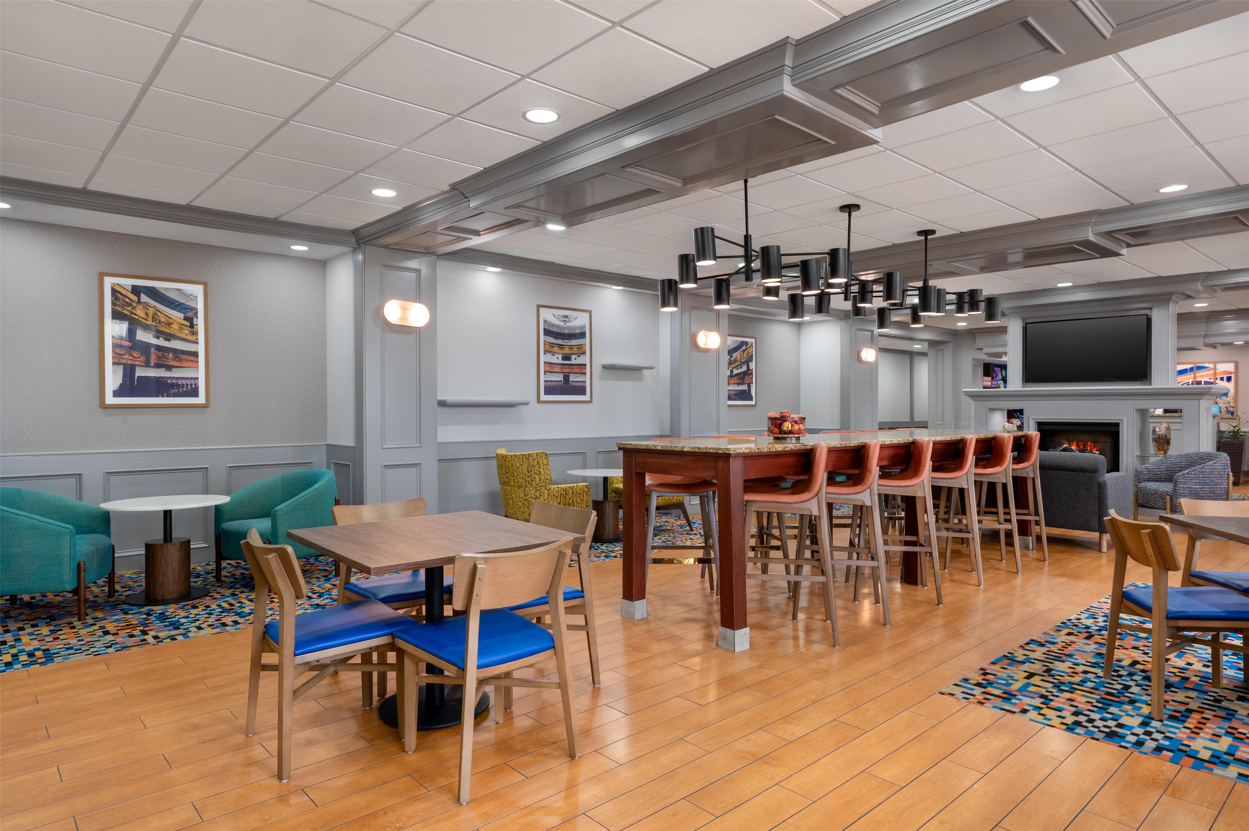 Breakfast Area | Hampton Inn Detroit/Southgate