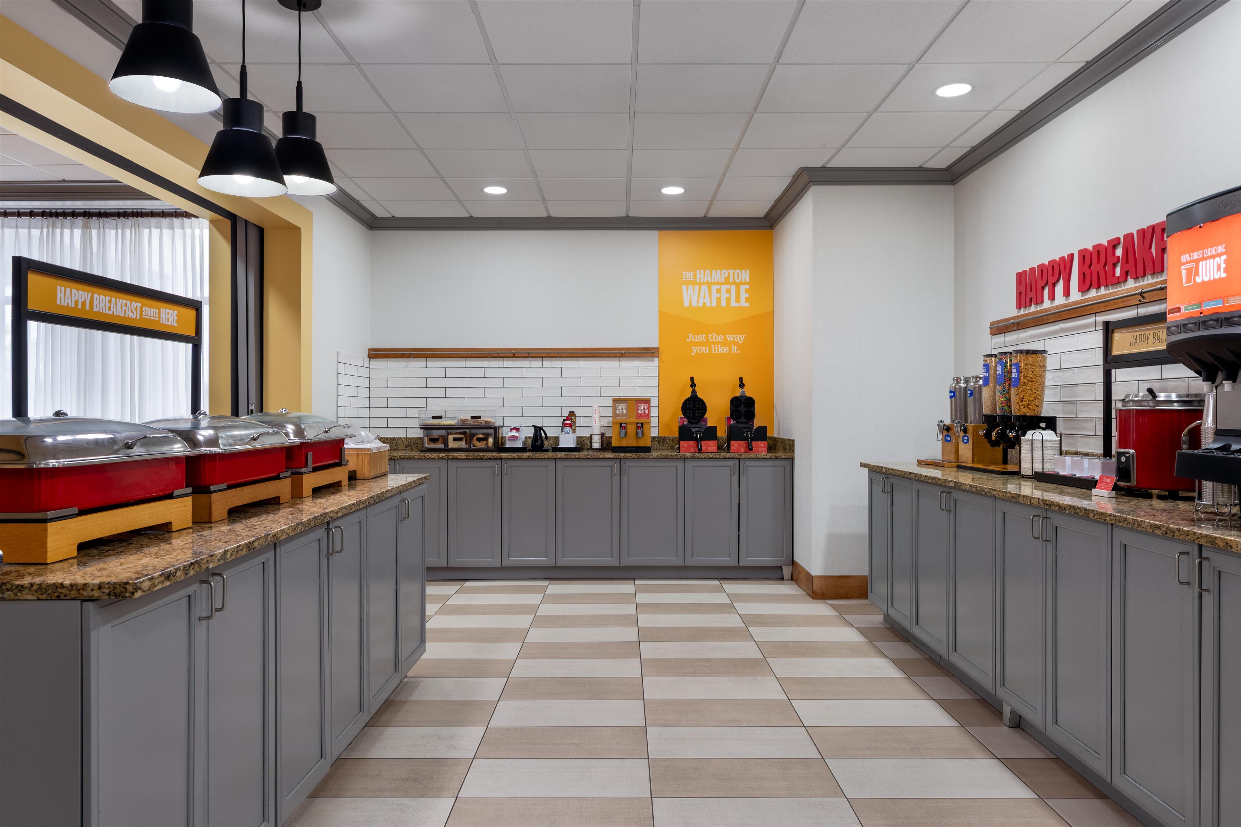Breakfast Area | Hampton Inn Detroit/Southgate