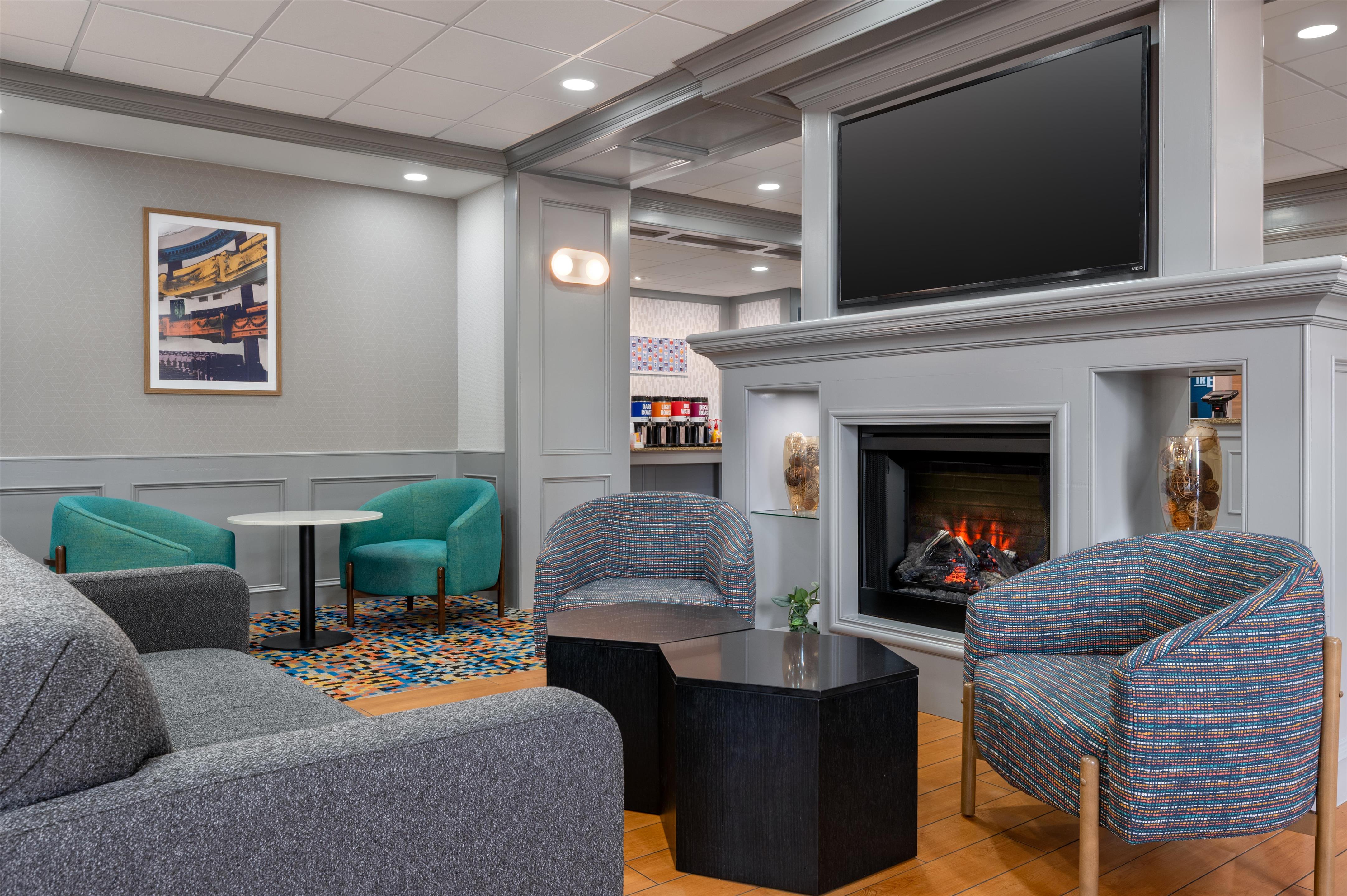 Breakfast Area | Hampton Inn Detroit/Southgate