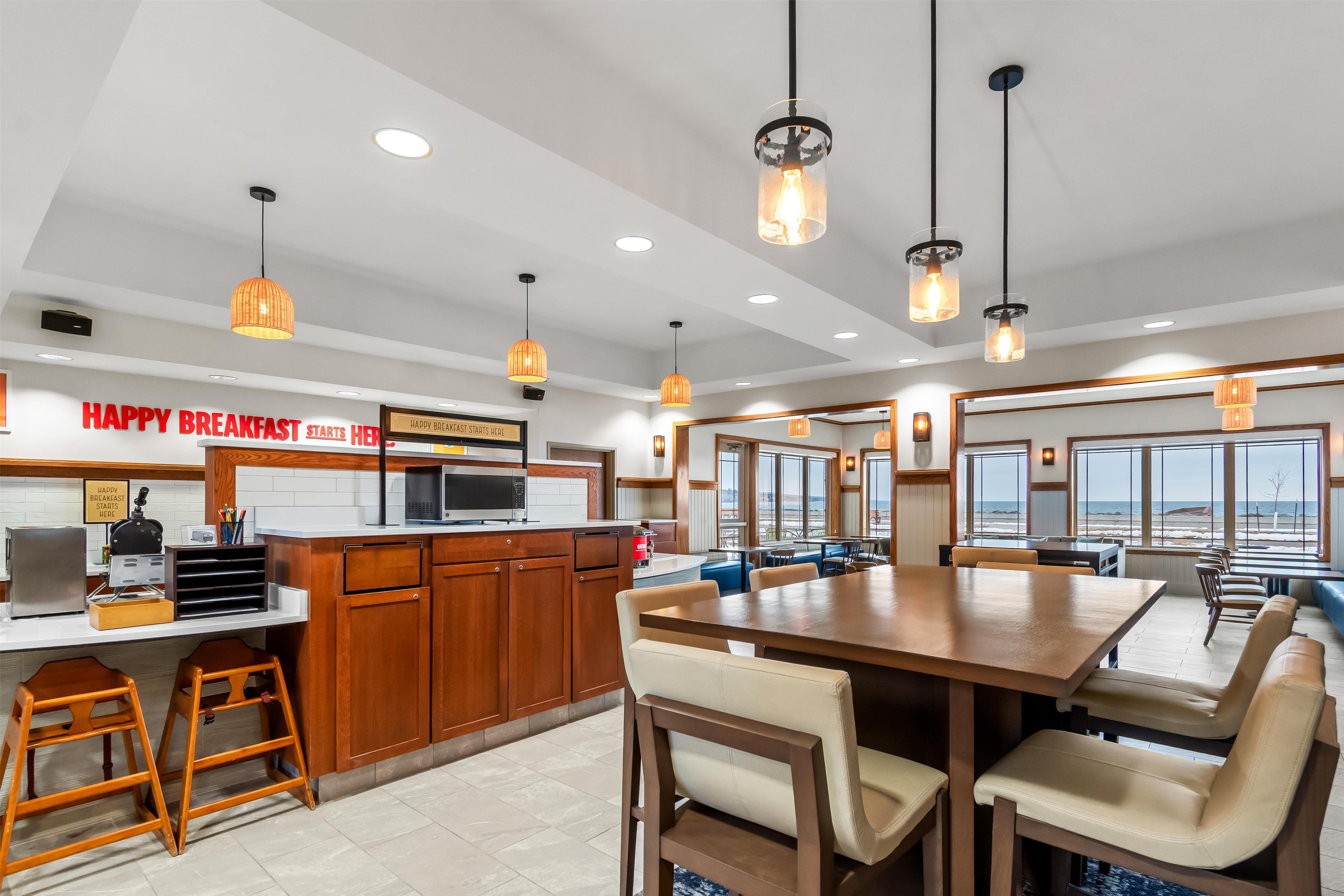 Breakfast Area | Hampton Inn Duluth Canal Park